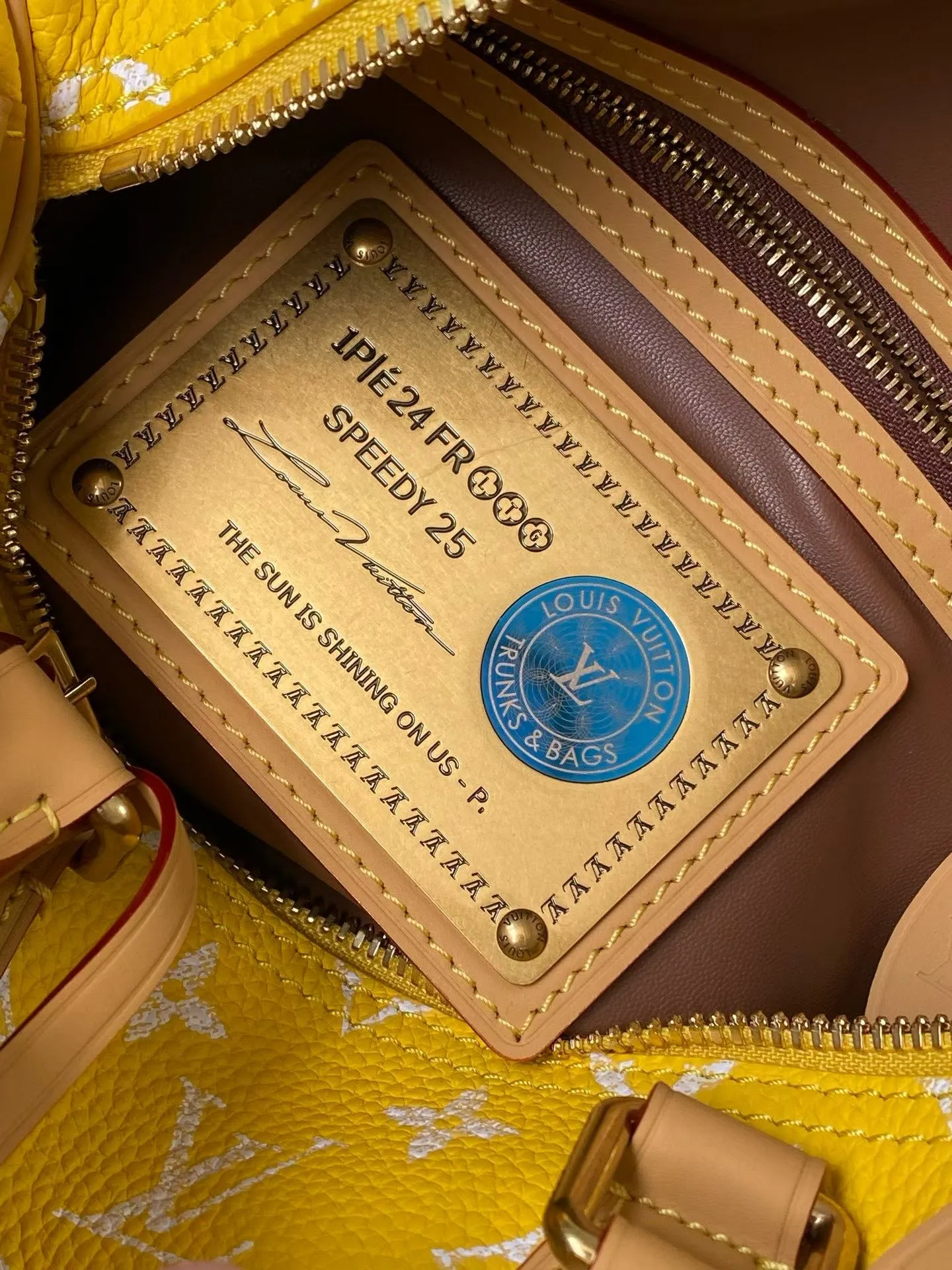 💰1540 Top Original Order M24426 Yellow Small This Speedy P18 Bandouliere 25 handbag is made of soft cow leather with deep cow leather trim and a detachable and adjustable shoulder strap. Exquisite stitching, dyed edges and the iconic P18 nameplate create ingenious details. Dimensions: 25 × 19 × 15 cm