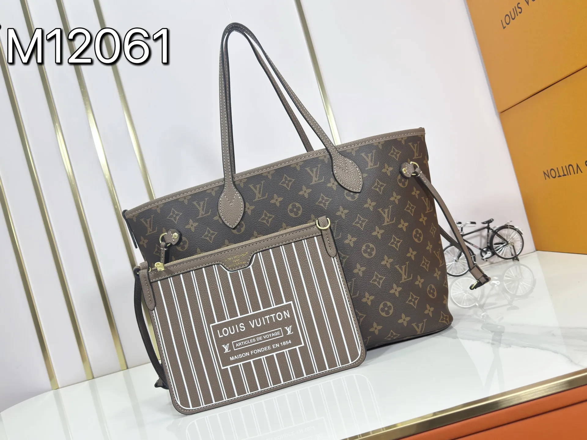 P260 Upgraded original large size M11964 black M11946 rose red M12061 earthy yellow M11946 gray Neverfull Bandoulière Inside Out BB handbag is a double-sided version of the classic design this season, decorated with iconic Monogram canvas and grained leather on the front and back. The removable zipper bag can be used alone or hung externally. The detachable shoulder strap makes it easy to wear cross-body, and the dazzling metal hardware adds a sophisticated detail. Large size 31 x 28 x 14 cm (length x height x width)