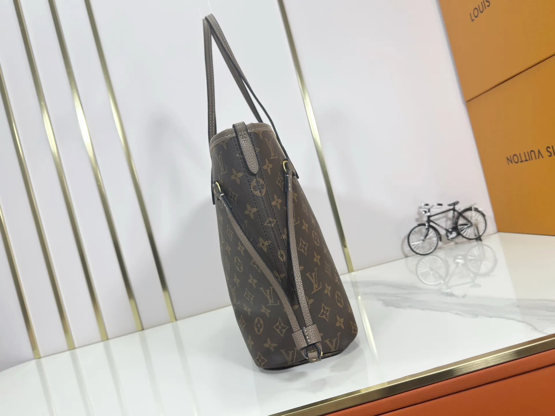 P260 Upgraded original large size M11964 black M11946 rose red M12061 earthy yellow M11946 gray Neverfull Bandoulière Inside Out BB handbag is a double-sided version of the classic design this season, decorated with iconic Monogram canvas and grained leather on the front and back. The removable zipper bag can be used alone or hung externally. The detachable shoulder strap makes it easy to wear cross-body, and the dazzling metal hardware adds a sophisticated detail. Large size 31 x 28 x 14 cm (length x height x width)