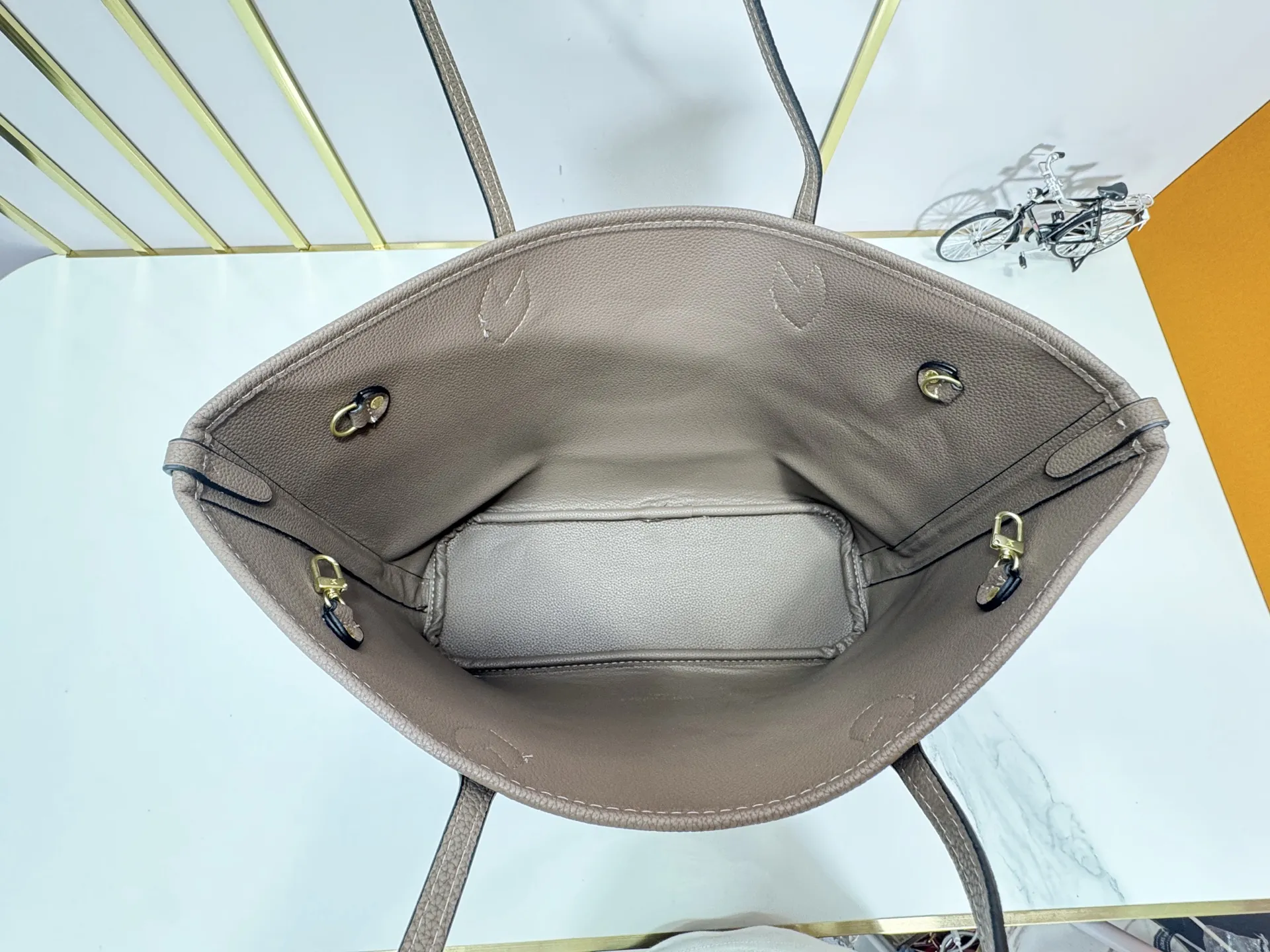 P260 Upgraded original large size M11964 black M11946 rose red M12061 earthy yellow M11946 gray Neverfull Bandoulière Inside Out BB handbag is a double-sided version of the classic design this season, decorated with iconic Monogram canvas and grained leather on the front and back. The removable zipper bag can be used alone or hung externally. The detachable shoulder strap makes it easy to wear cross-body, and the dazzling metal hardware adds a sophisticated detail. Large size 31 x 28 x 14 cm (length x height x width)