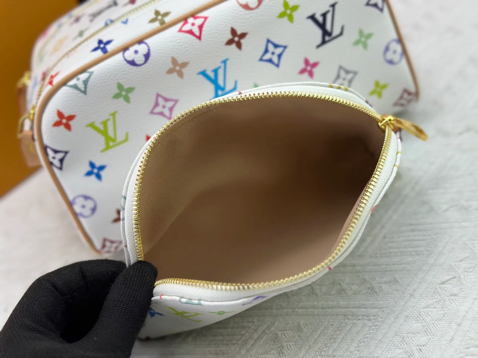 P240 Upgraded original 2-piece set Murakami Takahiro Tricolor M47528 M13669 This Dopp Kit toiletry bag is made of Monogram Eclipse canvas, bringing a restrained choice to Monogram lovers. Plenty of space to store travel essentials, double zippers for secure protection, and wide opening for easy access. 28.0 x 15.0 x 16.5 cm (length x height x width)
