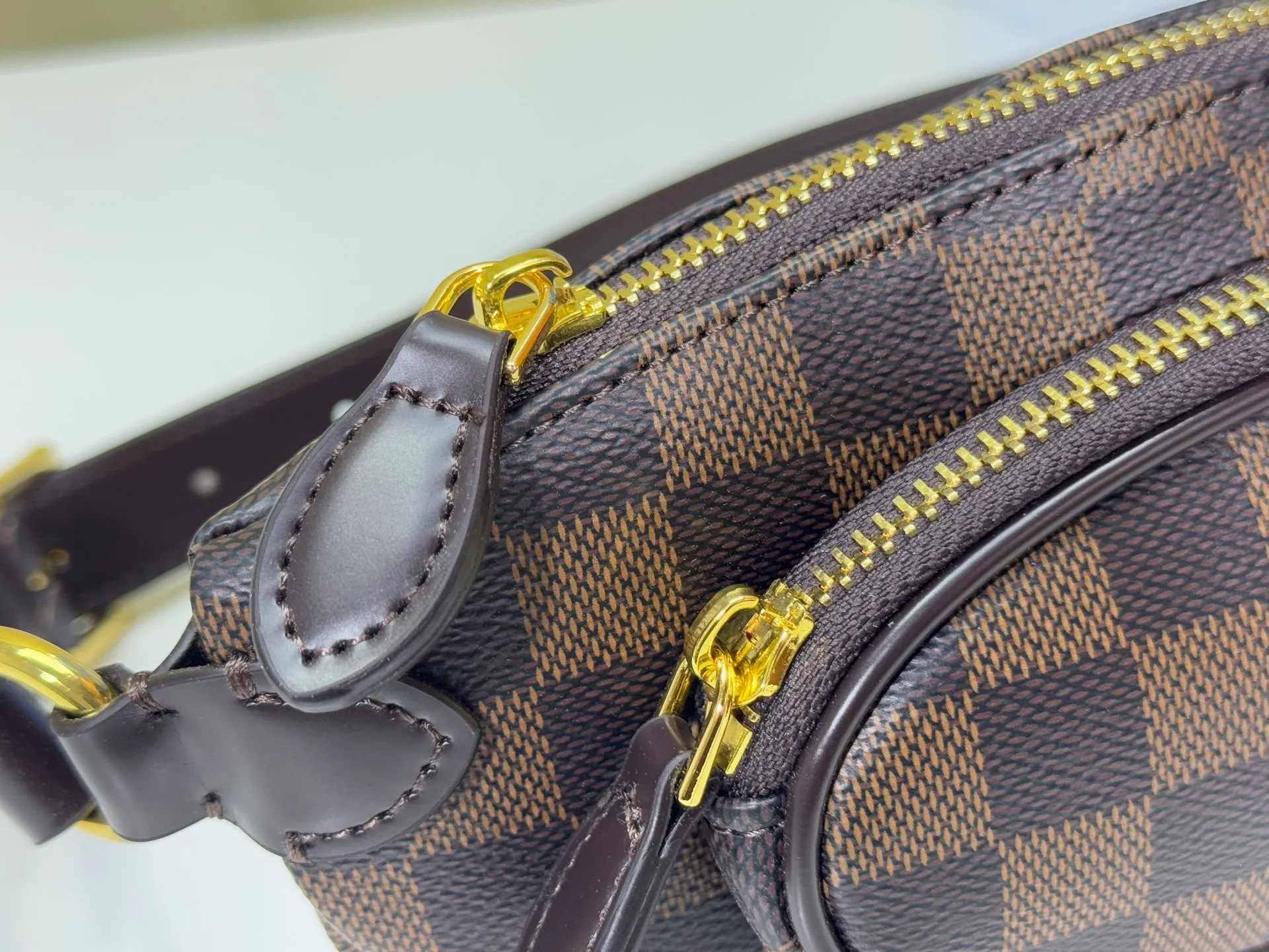 P220 upgraded original M14806 M00230 combines classic elements with new styles - checkerboard elements appear on dish-shaped waist bags and small square hand bags, which are both recognizable and fresh.  Size 28-13-3
