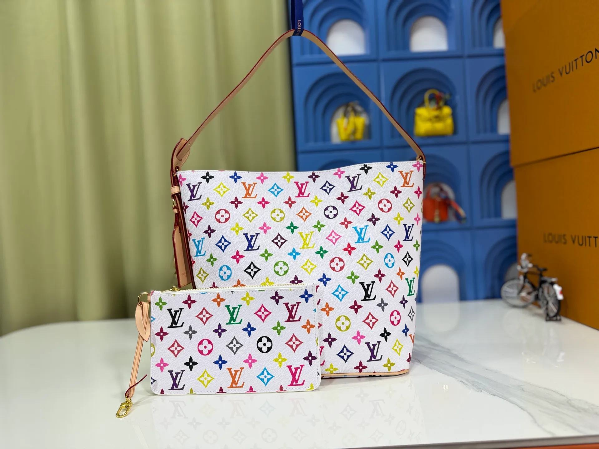 P240 Upgraded original M12925 M12926 M13480 M13044 M14356 M13045 M13089 This All In handbag is made of Monogram cow leather with shiny metal parts, and the iconic padlock and nameplate highlight the classic style. The adjustable shoulder strap continues the brand's trunk-making heritage, and the leather shoulder strap adds cross-body and shoulder carry options. The foldable design enables the silhouette to be retracted and retracted freely, providing ample space for daily use. 30.0 x 25.0 x 17.0 cm (length x height x width)