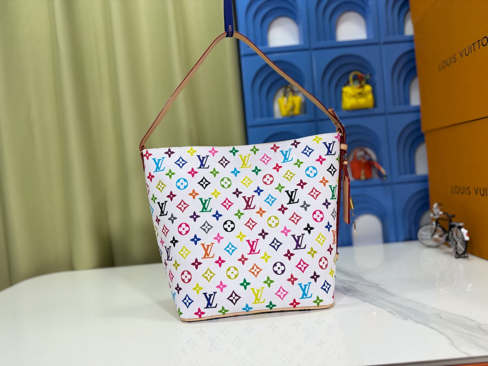 P240 Upgraded original M12925 M12926 M13480 M13044 M14356 M13045 M13089 This All In handbag is made of Monogram cow leather with shiny metal parts, and the iconic padlock and nameplate highlight the classic style. The adjustable shoulder strap continues the brand's trunk-making heritage, and the leather shoulder strap adds cross-body and shoulder carry options. The foldable design enables the silhouette to be retracted and retracted freely, providing ample space for daily use. 30.0 x 25.0 x 17.0 cm (length x height x width)