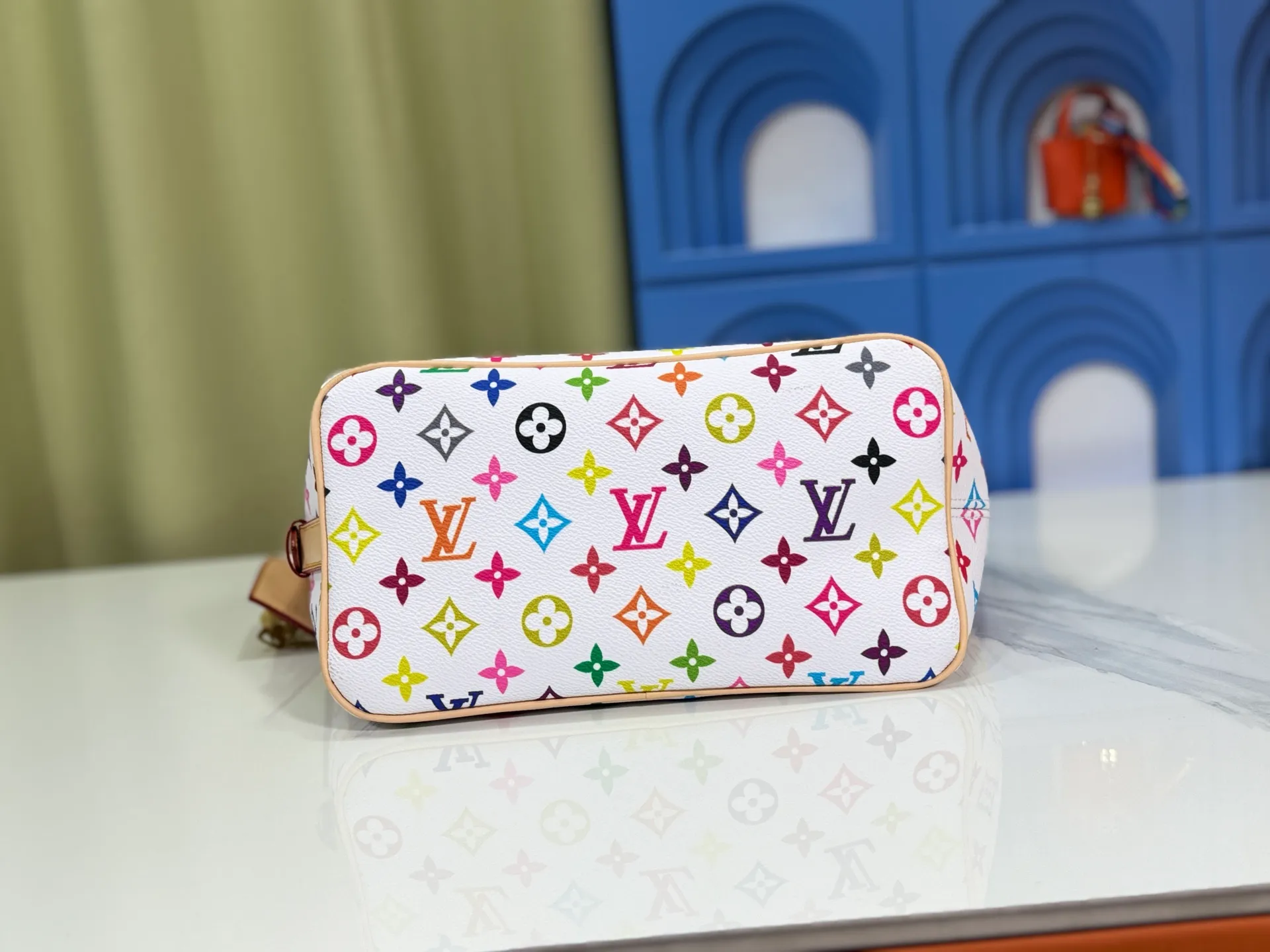P240 Upgraded original M12925 M12926 M13480 M13044 M14356 M13045 M13089 This All In handbag is made of Monogram cow leather with shiny metal parts, and the iconic padlock and nameplate highlight the classic style. The adjustable shoulder strap continues the brand's trunk-making heritage, and the leather shoulder strap adds cross-body and shoulder carry options. The foldable design enables the silhouette to be retracted and retracted freely, providing ample space for daily use. 30.0 x 25.0 x 17.0 cm (length x height x width)