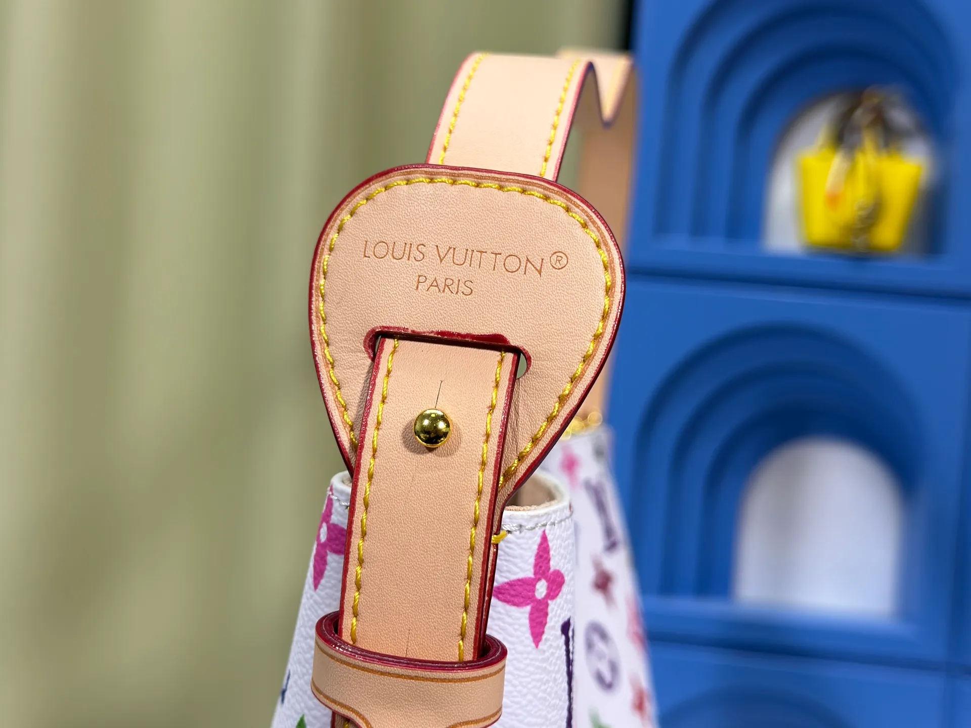 P240 Upgraded original M12925 M12926 M13480 M13044 M14356 M13045 M13089 This All In handbag is made of Monogram cow leather with shiny metal parts, and the iconic padlock and nameplate highlight the classic style. The adjustable shoulder strap continues the brand's trunk-making heritage, and the leather shoulder strap adds cross-body and shoulder carry options. The foldable design enables the silhouette to be retracted and retracted freely, providing ample space for daily use. 30.0 x 25.0 x 17.0 cm (length x height x width)