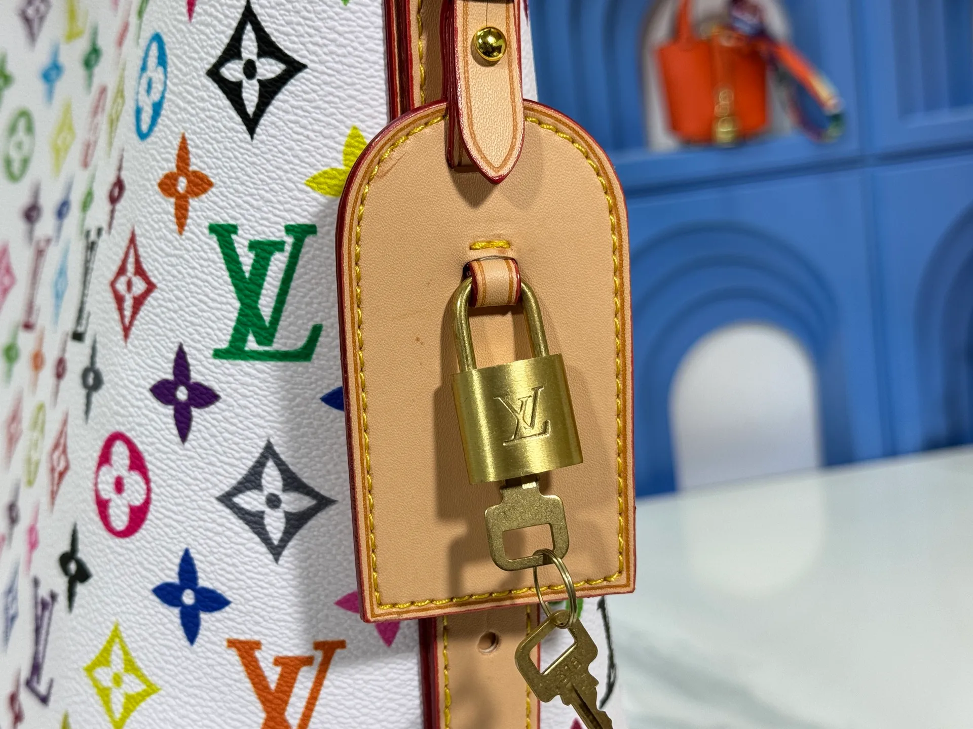 P240 Upgraded original M12925 M12926 M13480 M13044 M14356 M13045 M13089 This All In handbag is made of Monogram cow leather with shiny metal parts, and the iconic padlock and nameplate highlight the classic style. The adjustable shoulder strap continues the brand's trunk-making heritage, and the leather shoulder strap adds cross-body and shoulder carry options. The foldable design enables the silhouette to be retracted and retracted freely, providing ample space for daily use. 30.0 x 25.0 x 17.0 cm (length x height x width)