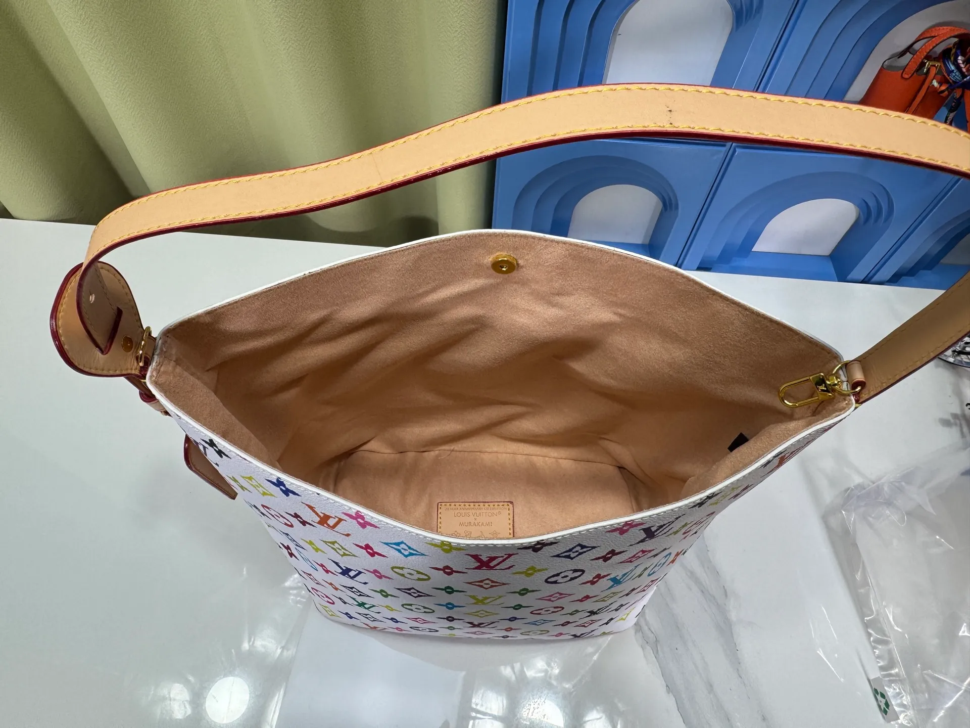 P240 Upgraded original M12925 M12926 M13480 M13044 M14356 M13045 M13089 This All In handbag is made of Monogram cow leather with shiny metal parts, and the iconic padlock and nameplate highlight the classic style. The adjustable shoulder strap continues the brand's trunk-making heritage, and the leather shoulder strap adds cross-body and shoulder carry options. The foldable design enables the silhouette to be retracted and retracted freely, providing ample space for daily use. 30.0 x 25.0 x 17.0 cm (length x height x width)