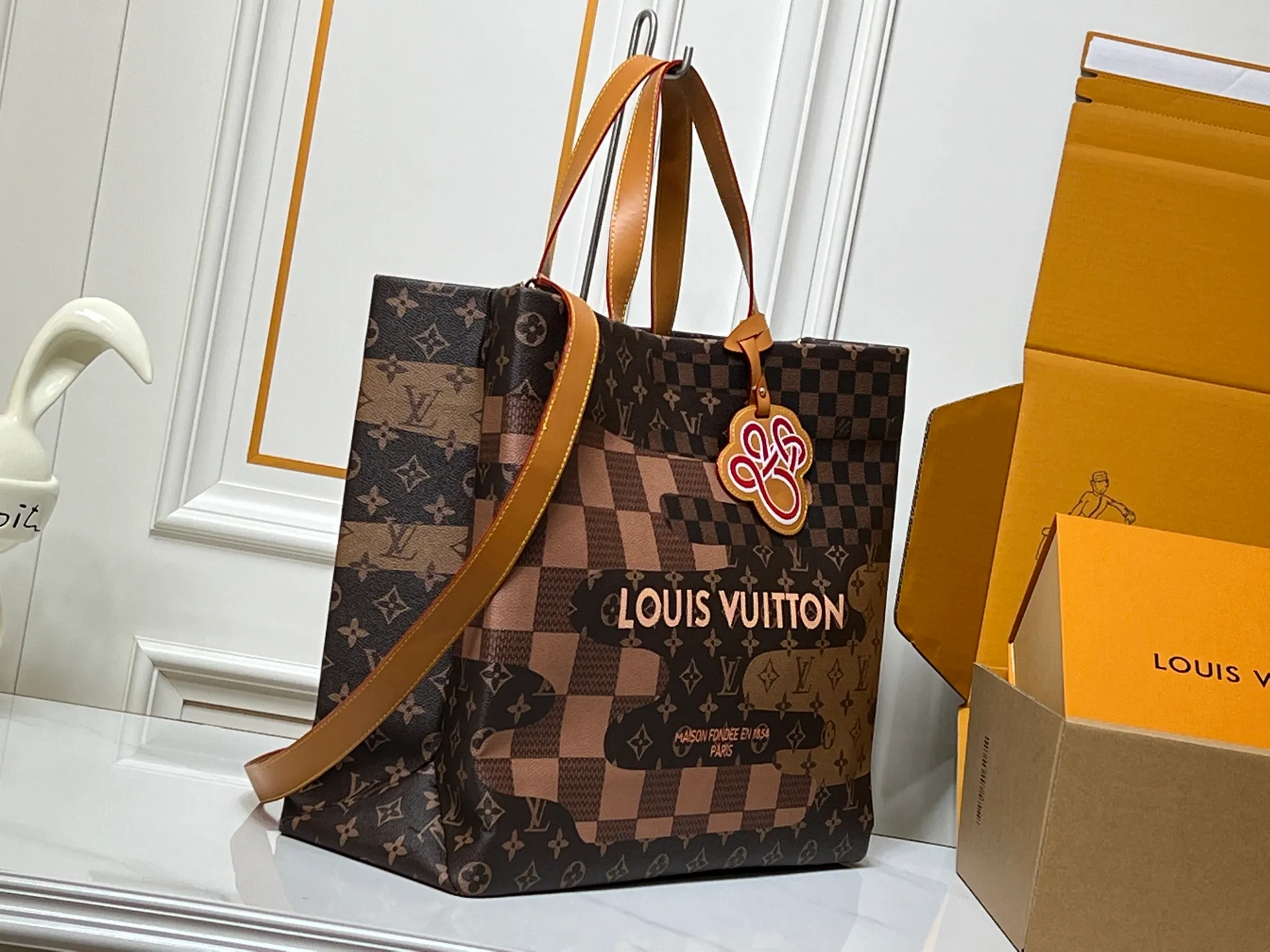 Batch 320💰M24457 presbyopic plaid purple. Grass green pink black orange blue green gray presbyopia plaid black crocodile pattern orange crocodile pattern 13 colors ✔️ This medium Shopper handbag draws inspiration from Louis Vuitton shopping bags, with the words Louis Vuitton and Maison Fondée En 1854 written on soft cow leather, with a top handle and a detachable shoulder strap. Dimensions: 42x34x16cm