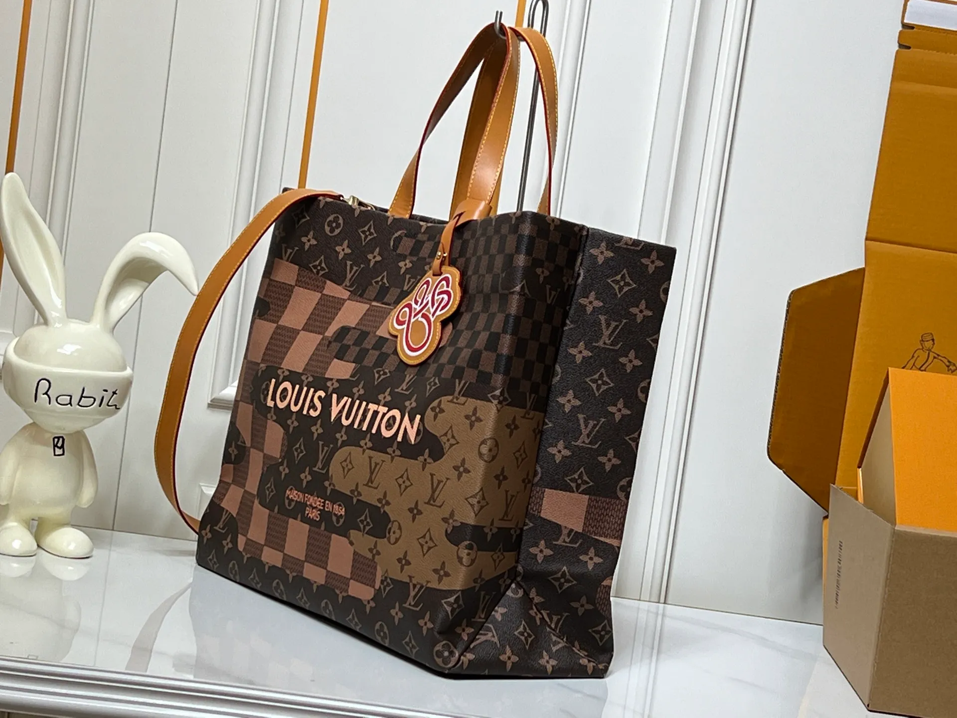 Batch 320💰M24457 presbyopic plaid purple. Grass green pink black orange blue green gray presbyopia plaid black crocodile pattern orange crocodile pattern 13 colors ✔️ This medium Shopper handbag draws inspiration from Louis Vuitton shopping bags, with the words Louis Vuitton and Maison Fondée En 1854 written on soft cow leather, with a top handle and a detachable shoulder strap. Dimensions: 42x34x16cm