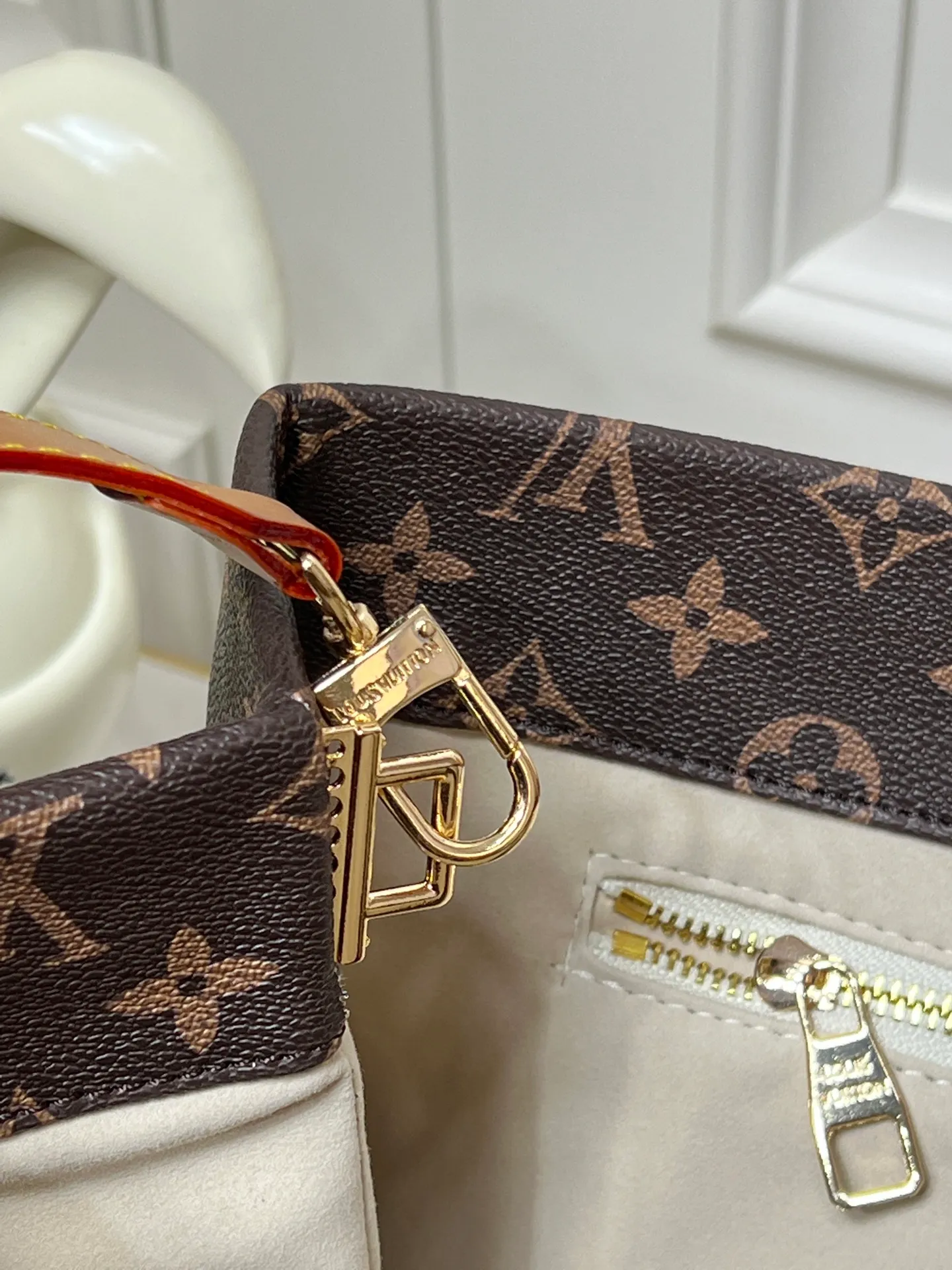Batch 320💰M24457 presbyopic plaid purple. Grass green pink black orange blue green gray presbyopia plaid black crocodile pattern orange crocodile pattern 13 colors ✔️ This medium Shopper handbag draws inspiration from Louis Vuitton shopping bags, with the words Louis Vuitton and Maison Fondée En 1854 written on soft cow leather, with a top handle and a detachable shoulder strap. Dimensions: 42x34x16cm
