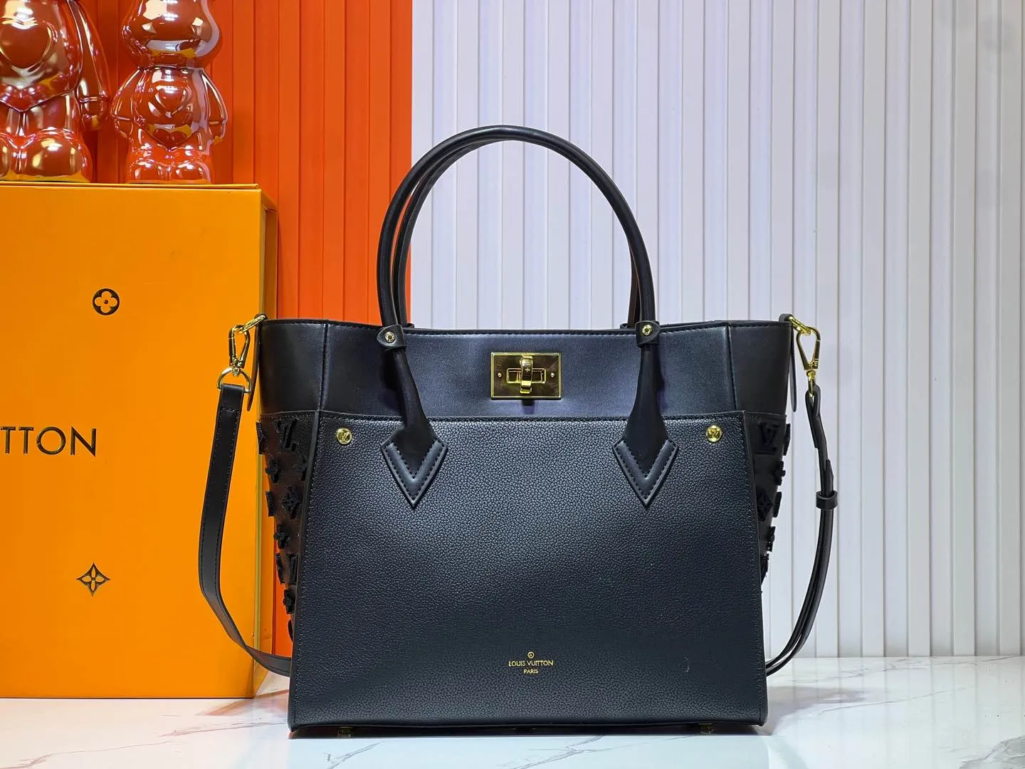 Batch 380💰Upgraded original [M53826 black embroidery M53825 apricot embroidery M53824 MM53823 presbyopia with black]🔥On My Side handbag shows the elegant fusion of calfskin and classic Monogram canvas. Contrasting canvas shapes the large outer pocket, creating a trompe l'oeil effect as if two handbags merge into one. Plenty of space can easily accommodate office needs, and the adjustable shoulder strap allows for a cross-body style. Dimensions: 30.5 x 24.5 x 14 cm (Length x Height x Width) - Calfskin and Monogram coated canvas - Cowhide leather trim - Microfiber lining - 2 top handles for hand or elbow carry - Adjustable shoulder strap for shoulder or cross-body wear - Lock closure - 2 outer pockets with magnetic closure - Zip pocket - 1 patch pocket