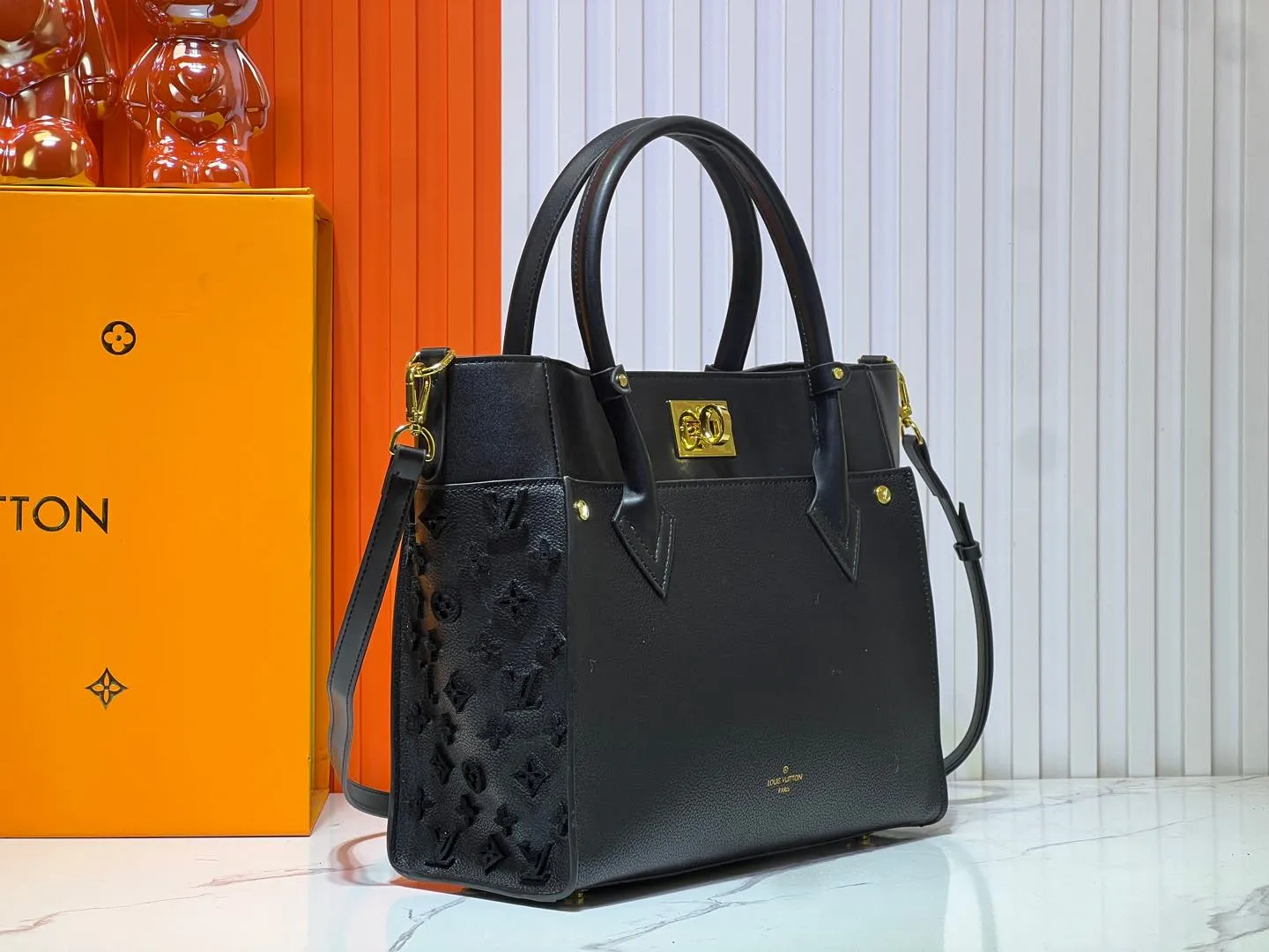 Batch 380💰Upgraded original [M53826 black embroidery M53825 apricot embroidery M53824 MM53823 presbyopia with black]🔥On My Side handbag shows the elegant fusion of calfskin and classic Monogram canvas. Contrasting canvas shapes the large outer pocket, creating a trompe l'oeil effect as if two handbags merge into one. Plenty of space can easily accommodate office needs, and the adjustable shoulder strap allows for a cross-body style. Dimensions: 30.5 x 24.5 x 14 cm (Length x Height x Width) - Calfskin and Monogram coated canvas - Cowhide leather trim - Microfiber lining - 2 top handles for hand or elbow carry - Adjustable shoulder strap for shoulder or cross-body wear - Lock closure - 2 outer pockets with magnetic closure - Zip pocket - 1 patch pocket