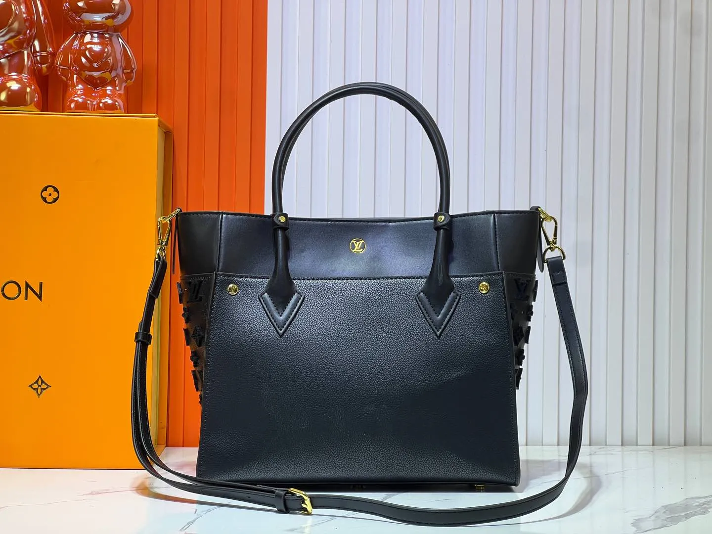 Batch 380💰Upgraded original [M53826 black embroidery M53825 apricot embroidery M53824 MM53823 presbyopia with black]🔥On My Side handbag shows the elegant fusion of calfskin and classic Monogram canvas. Contrasting canvas shapes the large outer pocket, creating a trompe l'oeil effect as if two handbags merge into one. Plenty of space can easily accommodate office needs, and the adjustable shoulder strap allows for a cross-body style. Dimensions: 30.5 x 24.5 x 14 cm (Length x Height x Width) - Calfskin and Monogram coated canvas - Cowhide leather trim - Microfiber lining - 2 top handles for hand or elbow carry - Adjustable shoulder strap for shoulder or cross-body wear - Lock closure - 2 outer pockets with magnetic closure - Zip pocket - 1 patch pocket