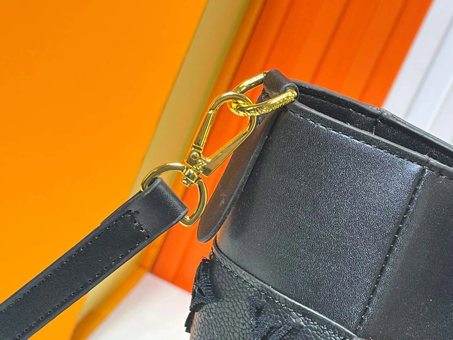 Batch 380💰Upgraded original [M53826 black embroidery M53825 apricot embroidery M53824 MM53823 presbyopia with black]🔥On My Side handbag shows the elegant fusion of calfskin and classic Monogram canvas. Contrasting canvas shapes the large outer pocket, creating a trompe l'oeil effect as if two handbags merge into one. Plenty of space can easily accommodate office needs, and the adjustable shoulder strap allows for a cross-body style. Dimensions: 30.5 x 24.5 x 14 cm (Length x Height x Width) - Calfskin and Monogram coated canvas - Cowhide leather trim - Microfiber lining - 2 top handles for hand or elbow carry - Adjustable shoulder strap for shoulder or cross-body wear - Lock closure - 2 outer pockets with magnetic closure - Zip pocket - 1 patch pocket