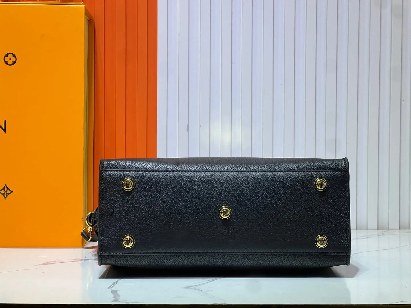 Batch 380💰Upgraded original [M53826 black embroidery M53825 apricot embroidery M53824 MM53823 presbyopia with black]🔥On My Side handbag shows the elegant fusion of calfskin and classic Monogram canvas. Contrasting canvas shapes the large outer pocket, creating a trompe l'oeil effect as if two handbags merge into one. Plenty of space can easily accommodate office needs, and the adjustable shoulder strap allows for a cross-body style. Dimensions: 30.5 x 24.5 x 14 cm (Length x Height x Width) - Calfskin and Monogram coated canvas - Cowhide leather trim - Microfiber lining - 2 top handles for hand or elbow carry - Adjustable shoulder strap for shoulder or cross-body wear - Lock closure - 2 outer pockets with magnetic closure - Zip pocket - 1 patch pocket
