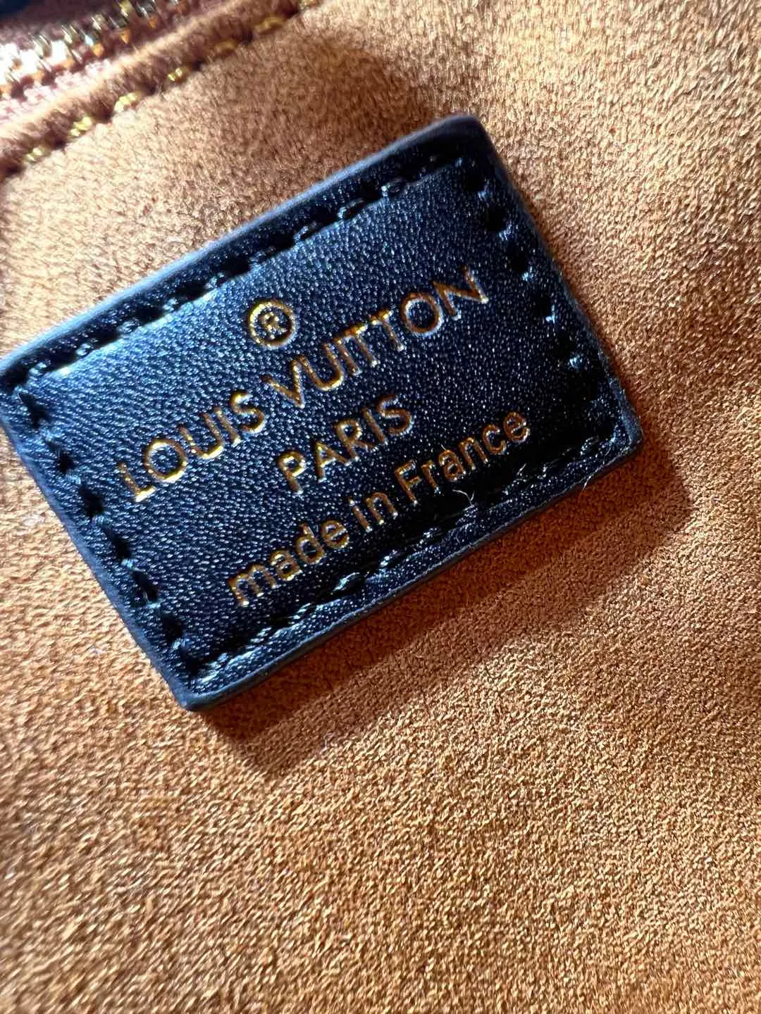 Batch 380💰Upgraded original [M53826 black embroidery M53825 apricot embroidery M53824 MM53823 presbyopia with black]🔥On My Side handbag shows the elegant fusion of calfskin and classic Monogram canvas. Contrasting canvas shapes the large outer pocket, creating a trompe l'oeil effect as if two handbags merge into one. Plenty of space can easily accommodate office needs, and the adjustable shoulder strap allows for a cross-body style. Dimensions: 30.5 x 24.5 x 14 cm (Length x Height x Width) - Calfskin and Monogram coated canvas - Cowhide leather trim - Microfiber lining - 2 top handles for hand or elbow carry - Adjustable shoulder strap for shoulder or cross-body wear - Lock closure - 2 outer pockets with magnetic closure - Zip pocket - 1 patch pocket