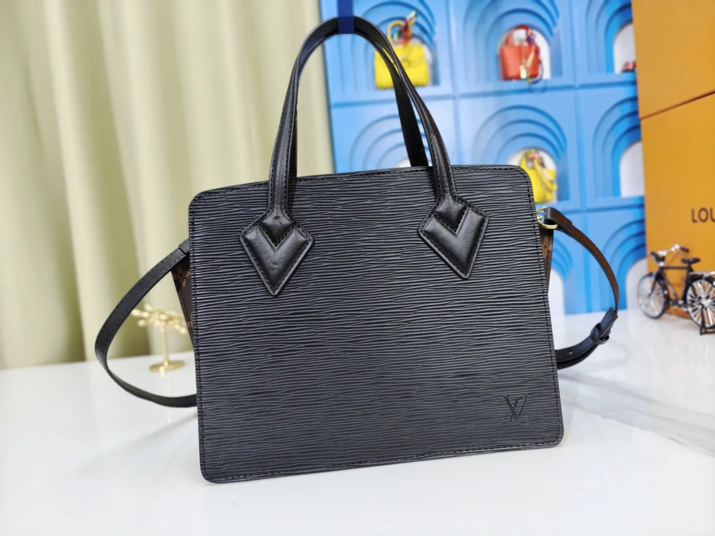 P280💰Upgraded original M11789 M11791 M12533 ​​This Varenne handbag takes inspiration from the archive design launched in 1992. It cleverly combines soft Epi leather and Monogram canvas, making the geometric configuration reveal a feminine charm. Expand the accordion structure to expand ample storage space, and the detachable shoulder strap allows for a variety of carrying options. Dimensions: 30.0 x 31.5 x 9.0 cm (length x height x width)