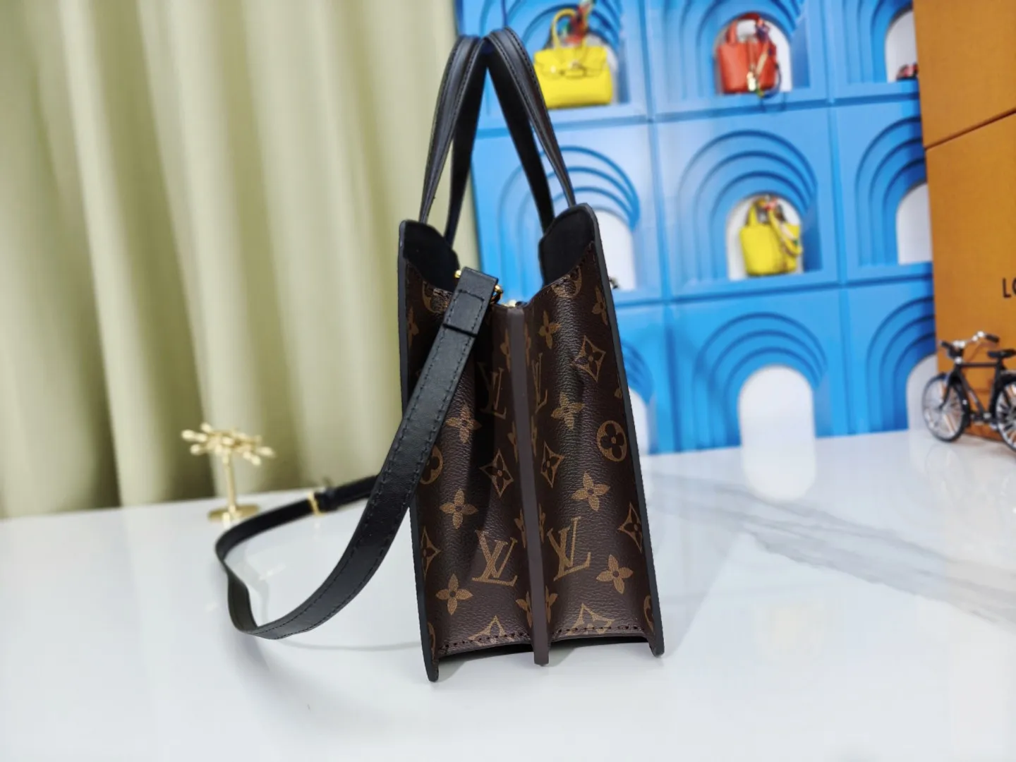 P280💰Upgraded original M11789 M11791 M12533 ​​This Varenne handbag takes inspiration from the archive design launched in 1992. It cleverly combines soft Epi leather and Monogram canvas, making the geometric configuration reveal a feminine charm. Expand the accordion structure to expand ample storage space, and the detachable shoulder strap allows for a variety of carrying options. Dimensions: 30.0 x 31.5 x 9.0 cm (length x height x width)