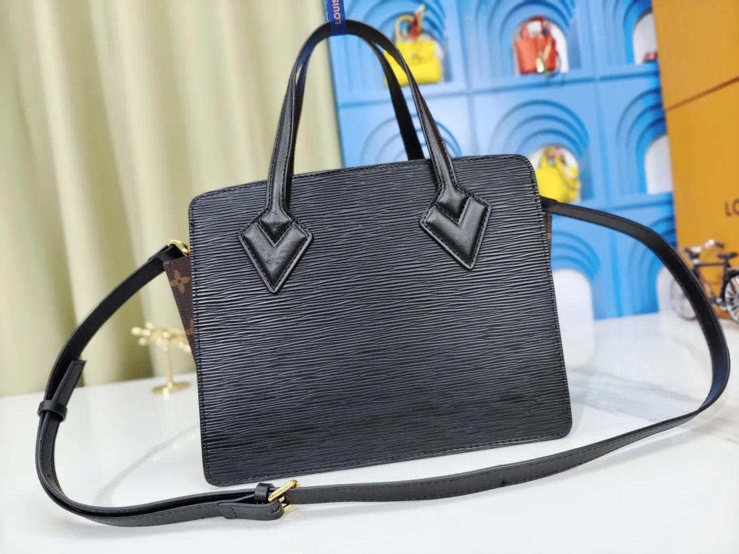 P280💰Upgraded original M11789 M11791 M12533 ​​This Varenne handbag takes inspiration from the archive design launched in 1992. It cleverly combines soft Epi leather and Monogram canvas, making the geometric configuration reveal a feminine charm. Expand the accordion structure to expand ample storage space, and the detachable shoulder strap allows for a variety of carrying options. Dimensions: 30.0 x 31.5 x 9.0 cm (length x height x width)