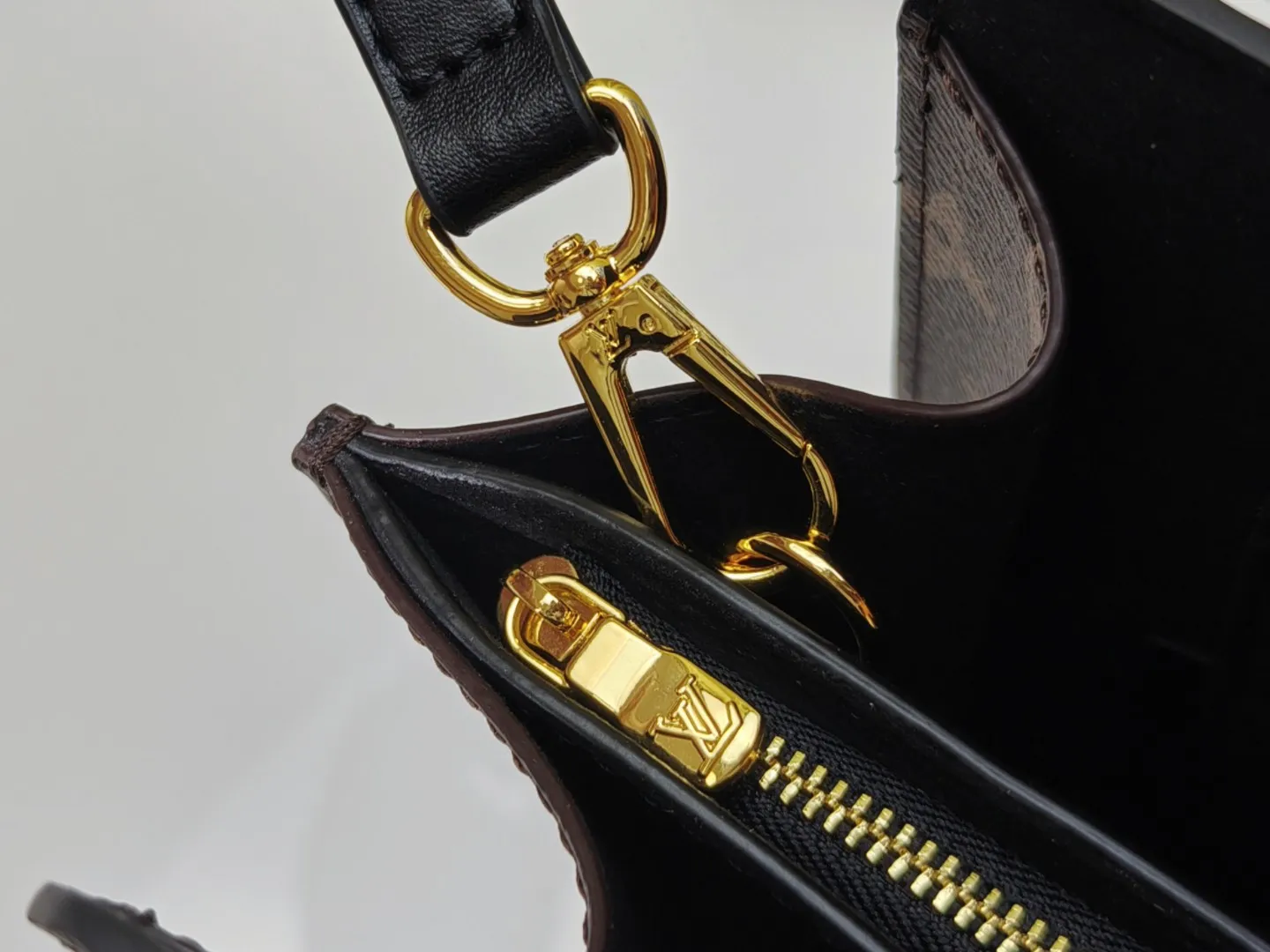 P280💰Upgraded original M11789 M11791 M12533 ​​This Varenne handbag takes inspiration from the archive design launched in 1992. It cleverly combines soft Epi leather and Monogram canvas, making the geometric configuration reveal a feminine charm. Expand the accordion structure to expand ample storage space, and the detachable shoulder strap allows for a variety of carrying options. Dimensions: 30.0 x 31.5 x 9.0 cm (length x height x width)