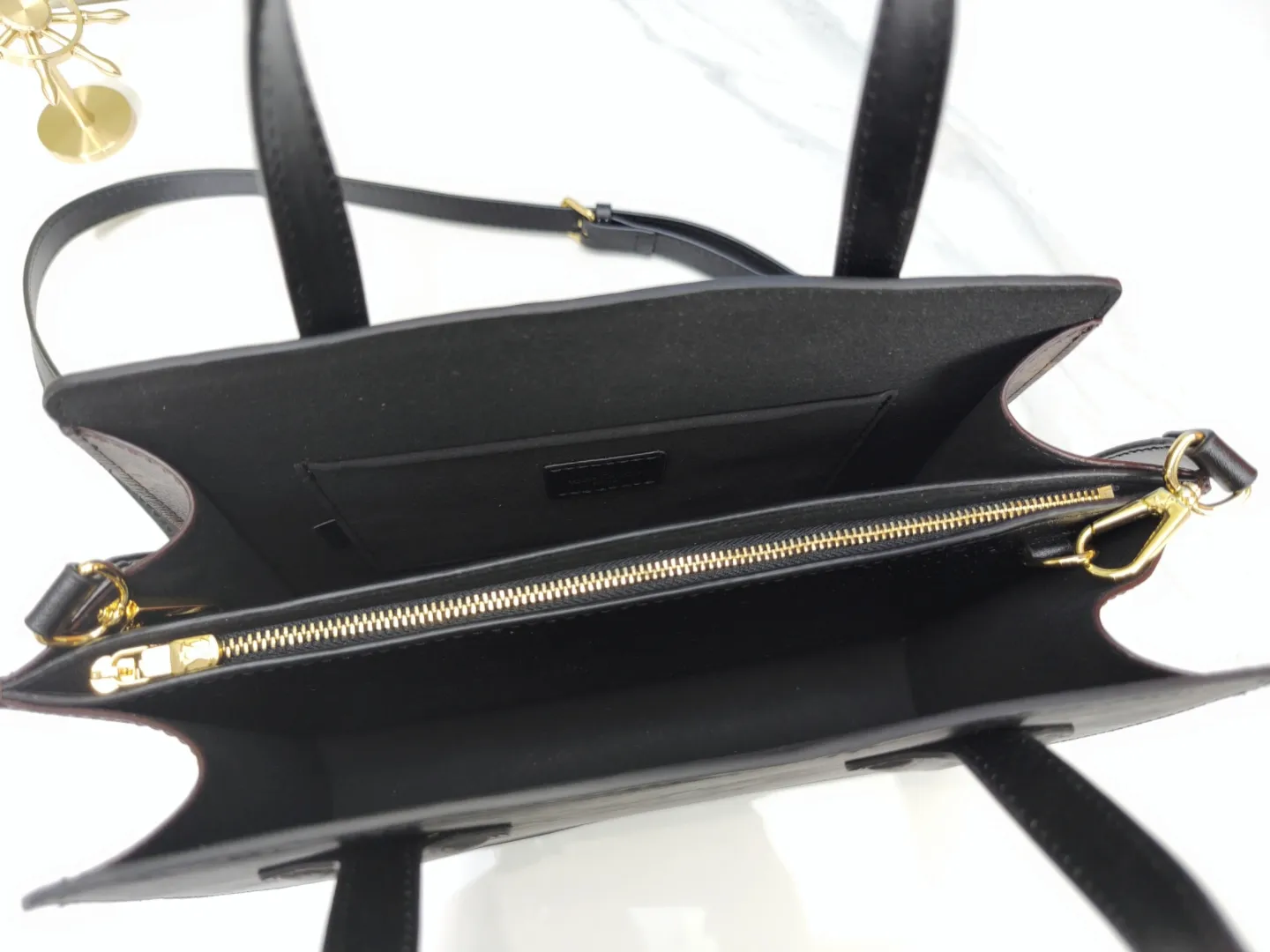 P280💰Upgraded original M11789 M11791 M12533 ​​This Varenne handbag takes inspiration from the archive design launched in 1992. It cleverly combines soft Epi leather and Monogram canvas, making the geometric configuration reveal a feminine charm. Expand the accordion structure to expand ample storage space, and the detachable shoulder strap allows for a variety of carrying options. Dimensions: 30.0 x 31.5 x 9.0 cm (length x height x width)