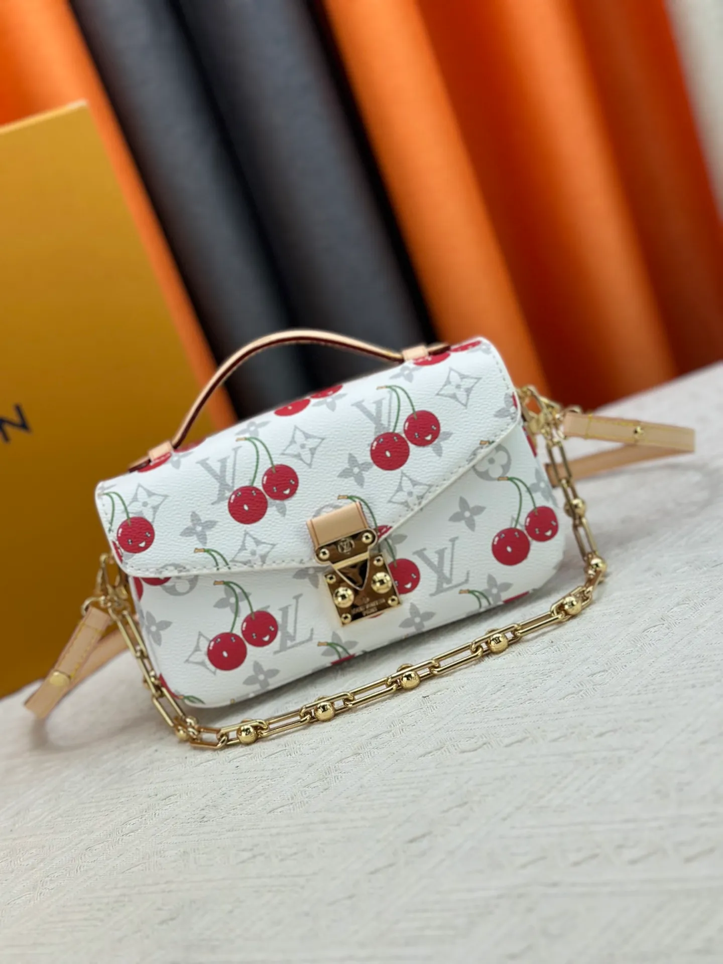 P300 upgraded version [Official latest model, matching color] Cherry chain bag armpit bag exclusive sticker M14231 M14239 M12429 M23940 M40749 M46914 M46279 M22834 M46595 LV messenger bag comes in small size East West Métis handbag adopts a fashionable shoulder bag shape, full of trend. The compact bag is made from the brand's Monogram canvas, equipped with a chic S-lock closure and stylish top handles, and has a shiny polished surface. Versatile and spacious. The removable long shoulder strap makes it easy to carry on the shoulder or cross-body. It is a good companion for daily travel. Size 21.5x6x13.5cm