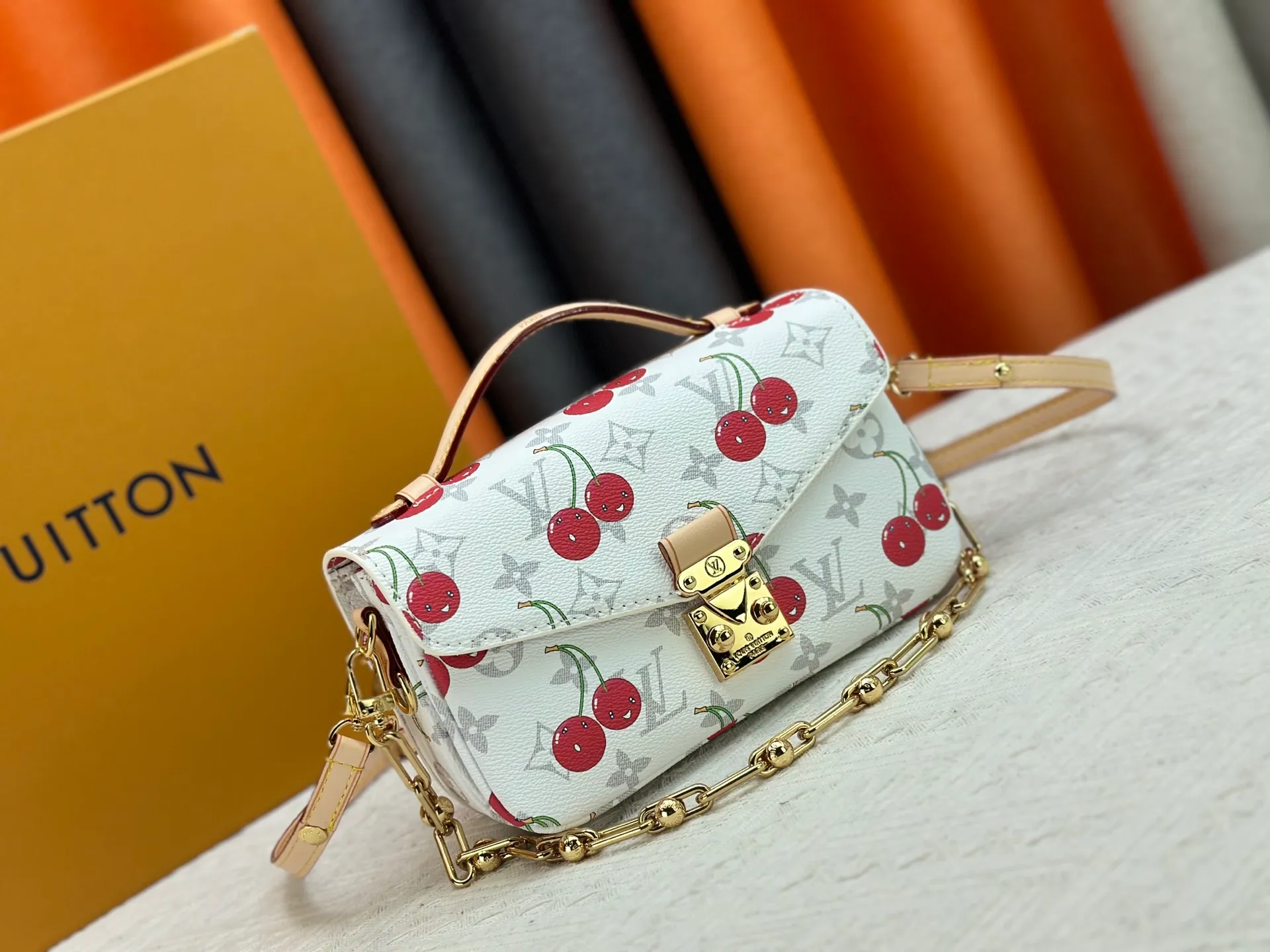 P300 upgraded version [Official latest model, matching color] Cherry chain bag armpit bag exclusive sticker M14231 M14239 M12429 M23940 M40749 M46914 M46279 M22834 M46595 LV messenger bag comes in small size East West Métis handbag adopts a fashionable shoulder bag shape, full of trend. The compact bag is made from the brand's Monogram canvas, equipped with a chic S-lock closure and stylish top handles, and has a shiny polished surface. Versatile and spacious. The removable long shoulder strap makes it easy to carry on the shoulder or cross-body. It is a good companion for daily travel. Size 21.5x6x13.5cm