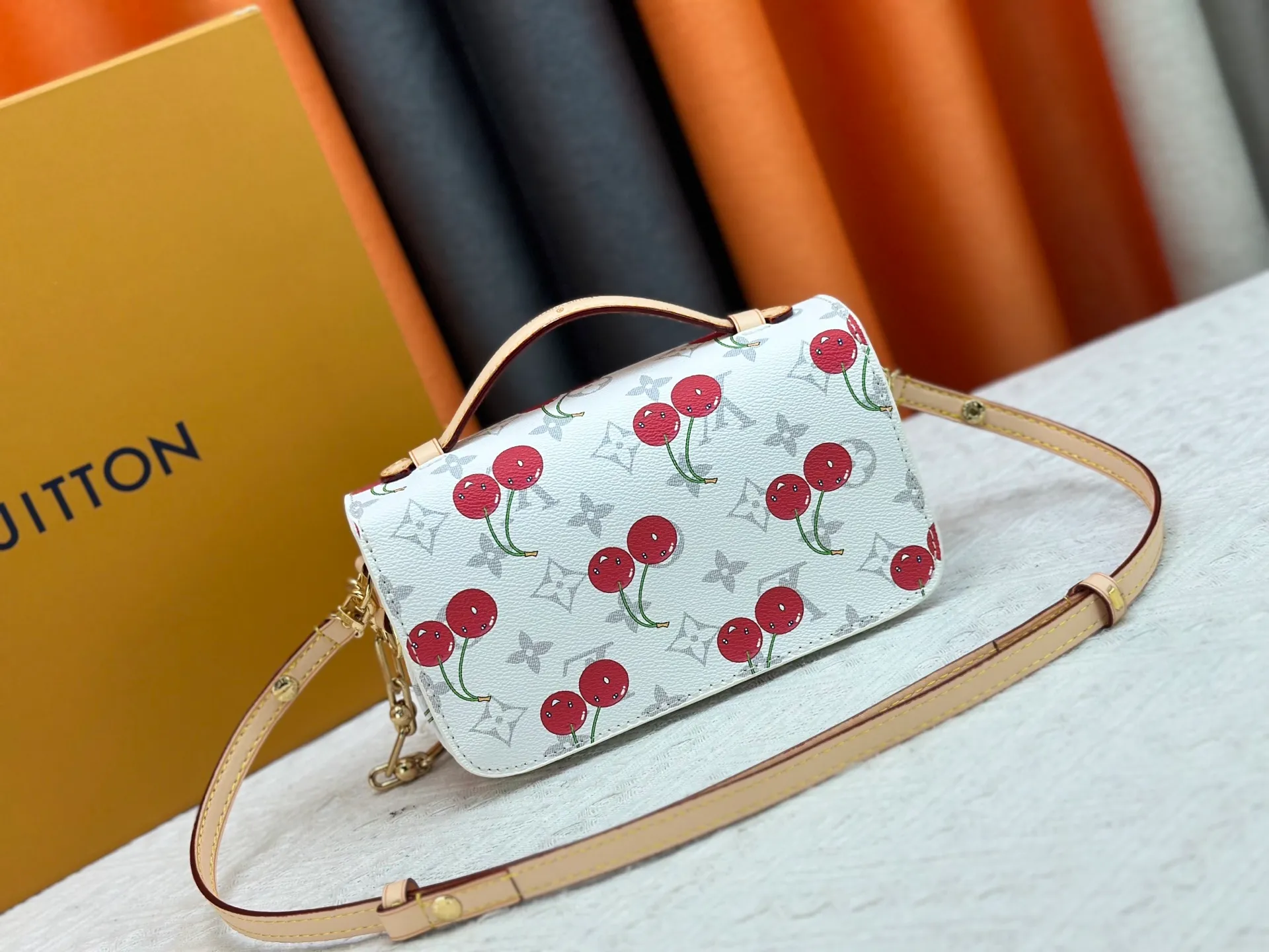 P300 upgraded version [Official latest model, matching color] Cherry chain bag armpit bag exclusive sticker M14231 M14239 M12429 M23940 M40749 M46914 M46279 M22834 M46595 LV messenger bag comes in small size East West Métis handbag adopts a fashionable shoulder bag shape, full of trend. The compact bag is made from the brand's Monogram canvas, equipped with a chic S-lock closure and stylish top handles, and has a shiny polished surface. Versatile and spacious. The removable long shoulder strap makes it easy to carry on the shoulder or cross-body. It is a good companion for daily travel. Size 21.5x6x13.5cm