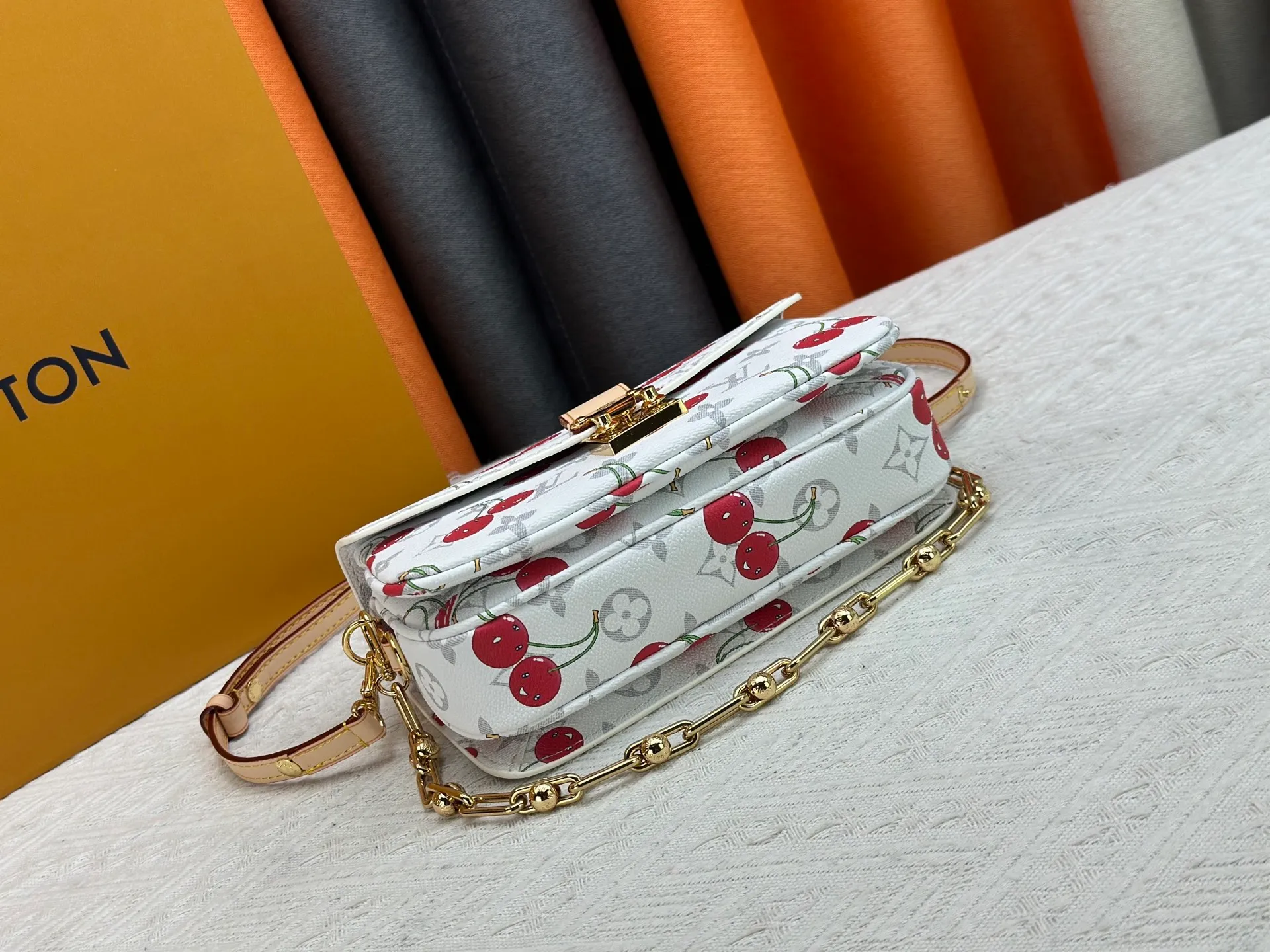 P300 upgraded version [Official latest model, matching color] Cherry chain bag armpit bag exclusive sticker M14231 M14239 M12429 M23940 M40749 M46914 M46279 M22834 M46595 LV messenger bag comes in small size East West Métis handbag adopts a fashionable shoulder bag shape, full of trend. The compact bag is made from the brand's Monogram canvas, equipped with a chic S-lock closure and stylish top handles, and has a shiny polished surface. Versatile and spacious. The removable long shoulder strap makes it easy to carry on the shoulder or cross-body. It is a good companion for daily travel. Size 21.5x6x13.5cm