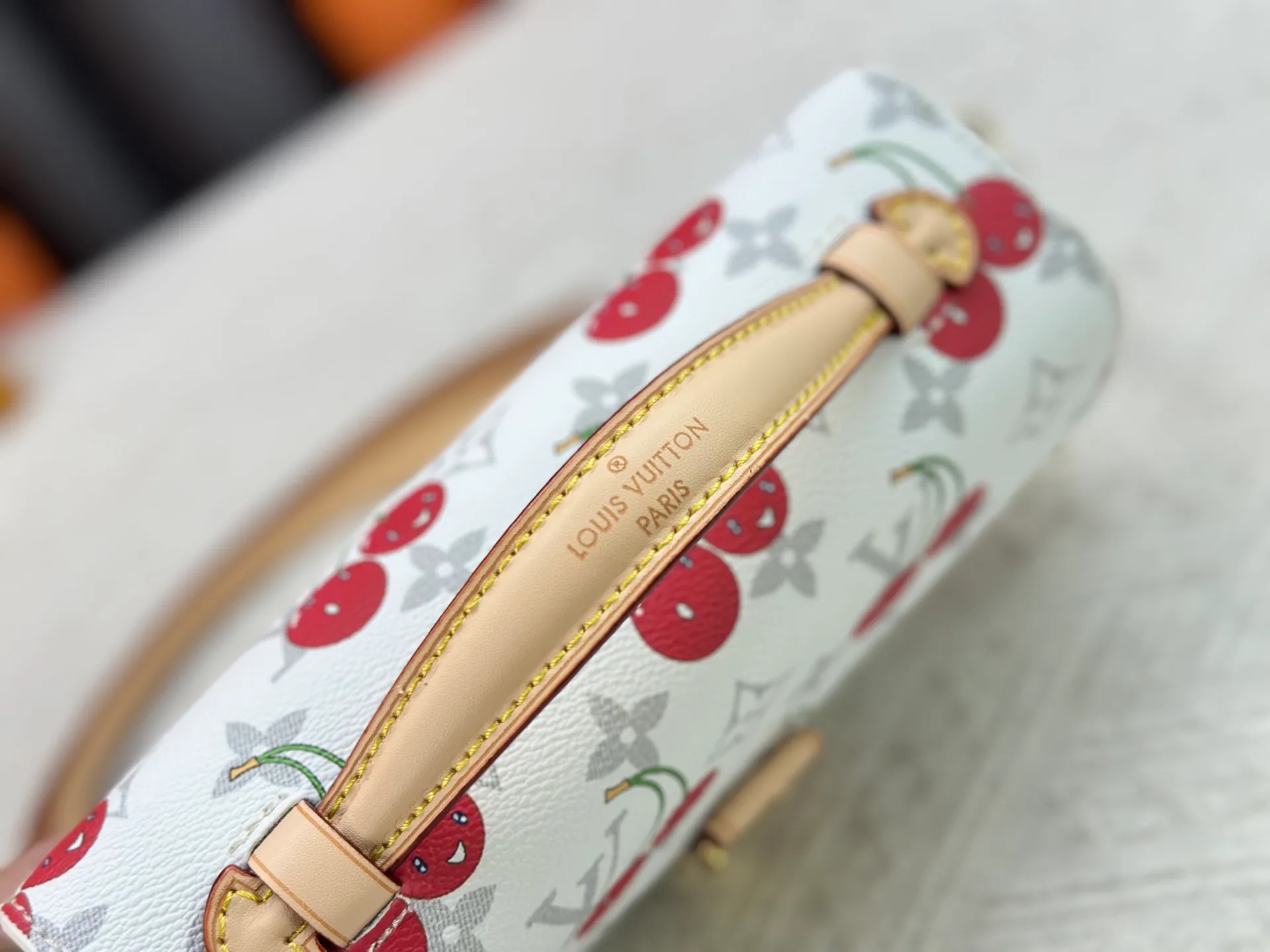 P300 upgraded version [Official latest model, matching color] Cherry chain bag armpit bag exclusive sticker M14231 M14239 M12429 M23940 M40749 M46914 M46279 M22834 M46595 LV messenger bag comes in small size East West Métis handbag adopts a fashionable shoulder bag shape, full of trend. The compact bag is made from the brand's Monogram canvas, equipped with a chic S-lock closure and stylish top handles, and has a shiny polished surface. Versatile and spacious. The removable long shoulder strap makes it easy to carry on the shoulder or cross-body. It is a good companion for daily travel. Size 21.5x6x13.5cm