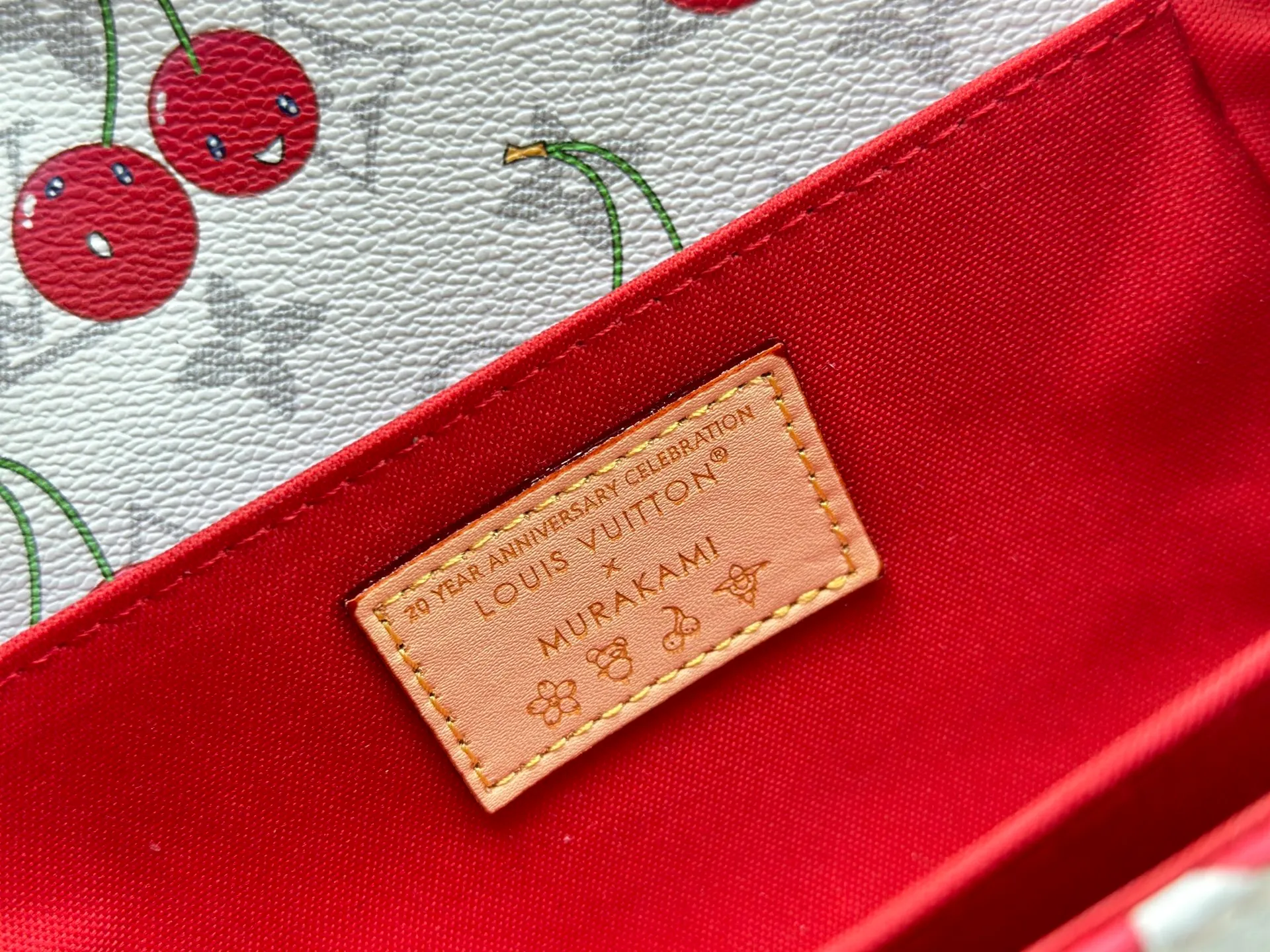 P300 upgraded version [Official latest model, matching color] Cherry chain bag armpit bag exclusive sticker M14231 M14239 M12429 M23940 M40749 M46914 M46279 M22834 M46595 LV messenger bag comes in small size East West Métis handbag adopts a fashionable shoulder bag shape, full of trend. The compact bag is made from the brand's Monogram canvas, equipped with a chic S-lock closure and stylish top handles, and has a shiny polished surface. Versatile and spacious. The removable long shoulder strap makes it easy to carry on the shoulder or cross-body. It is a good companion for daily travel. Size 21.5x6x13.5cm