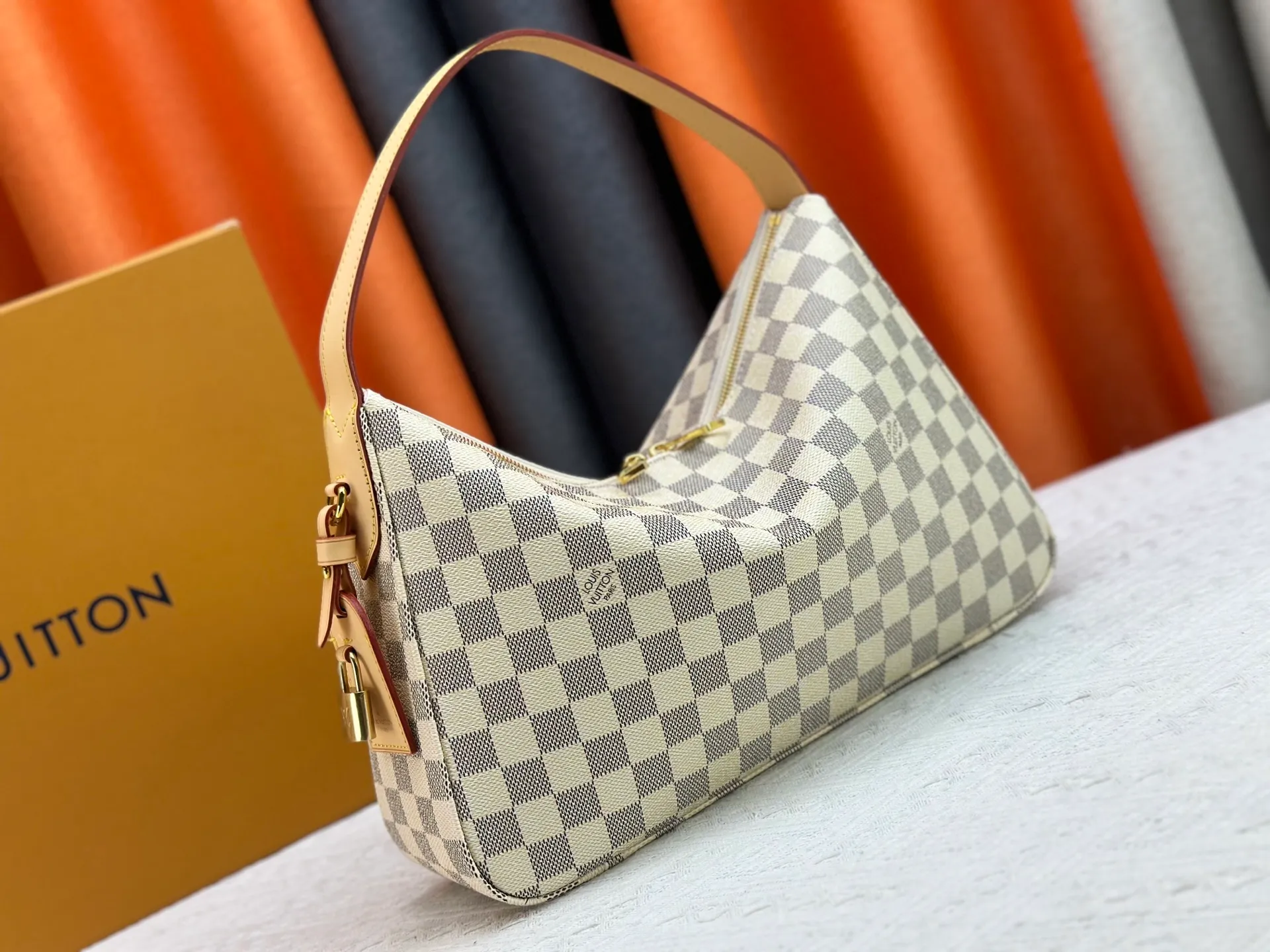 P260 Upgraded version [Official latest model, real shot of the version made] M12097-M12098-M11952-M00126 This Vanity Pouch handbag comes from the Louis Vuitton Coated canvas is trimmed with calfskin, while a zipper closure, detachable chain and LV-engraved padlock add a metallic sheen. Dimensions: 41.0 × 33.0 × 10.0 Dimensions, 32.5x22.0x9.0