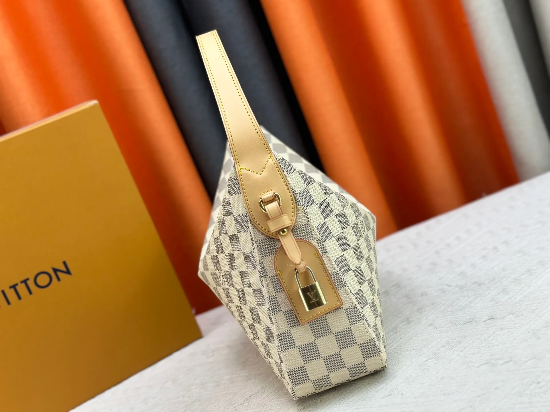 P260 Upgraded version [Official latest model, real shot of the version made] M12097-M12098-M11952-M00126 This Vanity Pouch handbag comes from the Louis Vuitton Coated canvas is trimmed with calfskin, while a zipper closure, detachable chain and LV-engraved padlock add a metallic sheen. Dimensions: 41.0 × 33.0 × 10.0 Dimensions, 32.5x22.0x9.0