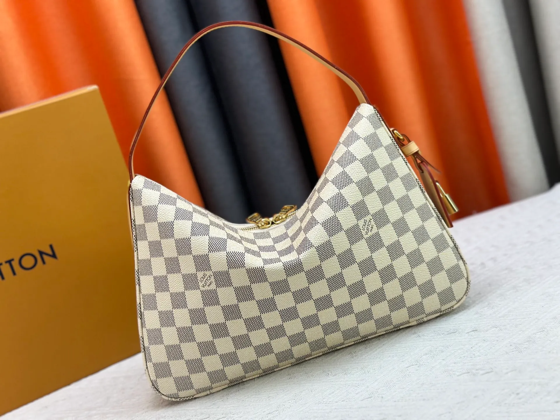 P260 Upgraded version [Official latest model, real shot of the version made] M12097-M12098-M11952-M00126 This Vanity Pouch handbag comes from the Louis Vuitton Coated canvas is trimmed with calfskin, while a zipper closure, detachable chain and LV-engraved padlock add a metallic sheen. Dimensions: 41.0 × 33.0 × 10.0 Dimensions, 32.5x22.0x9.0