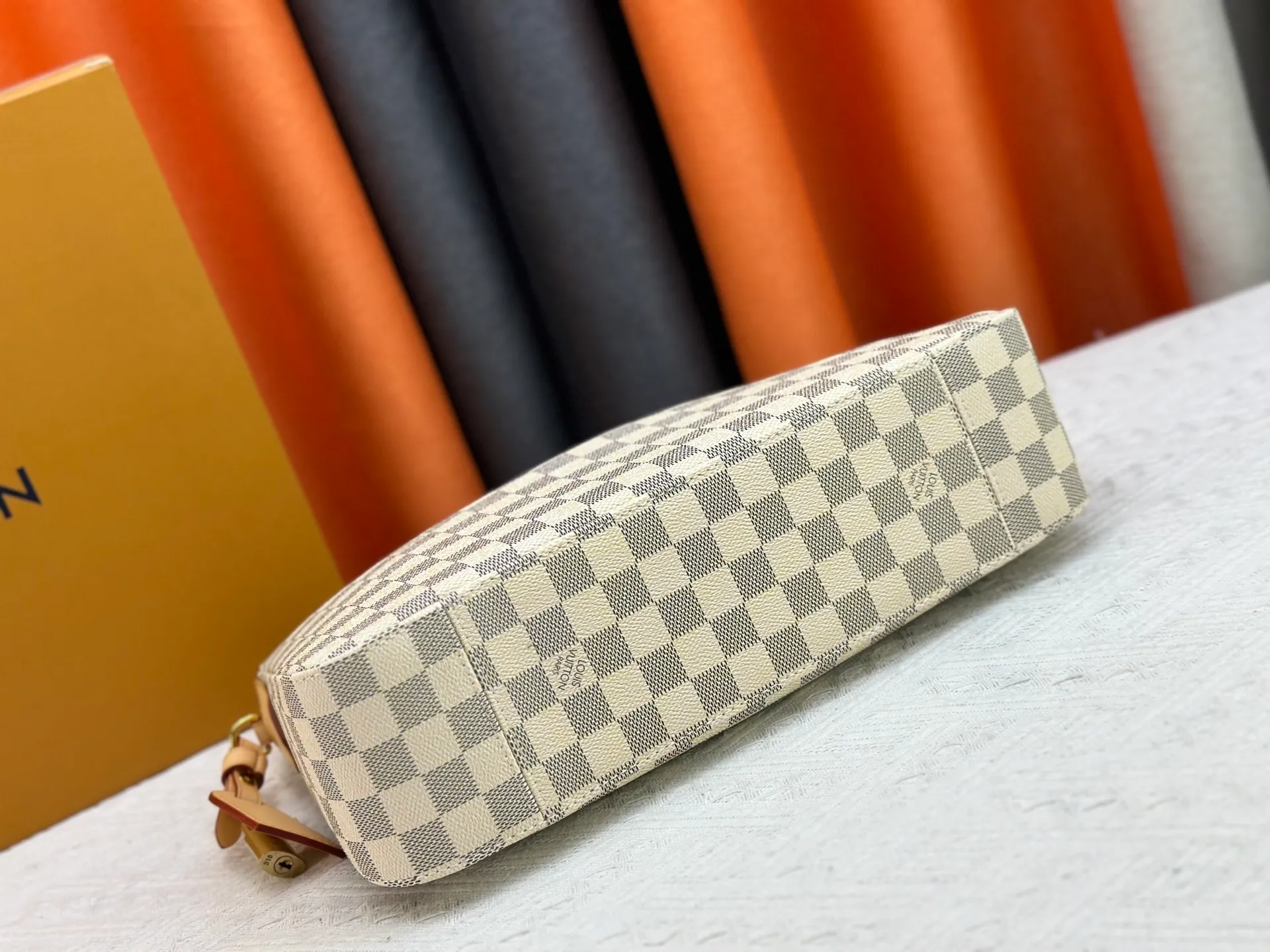 P260 Upgraded version [Official latest model, real shot of the version made] M12097-M12098-M11952-M00126 This Vanity Pouch handbag comes from the Louis Vuitton Coated canvas is trimmed with calfskin, while a zipper closure, detachable chain and LV-engraved padlock add a metallic sheen. Dimensions: 41.0 × 33.0 × 10.0 Dimensions, 32.5x22.0x9.0