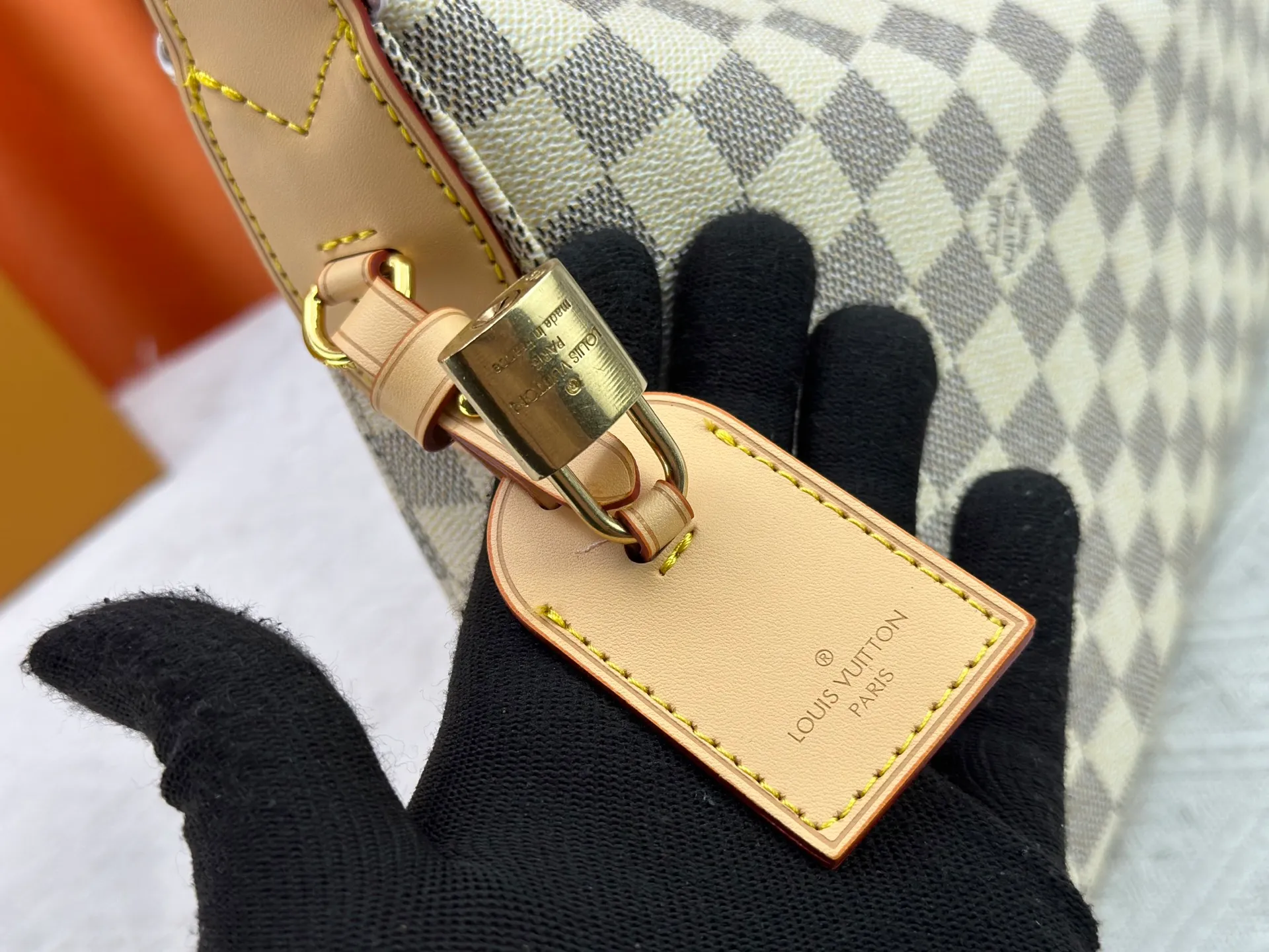P260 Upgraded version [Official latest model, real shot of the version made] M12097-M12098-M11952-M00126 This Vanity Pouch handbag comes from the Louis Vuitton Coated canvas is trimmed with calfskin, while a zipper closure, detachable chain and LV-engraved padlock add a metallic sheen. Dimensions: 41.0 × 33.0 × 10.0 Dimensions, 32.5x22.0x9.0