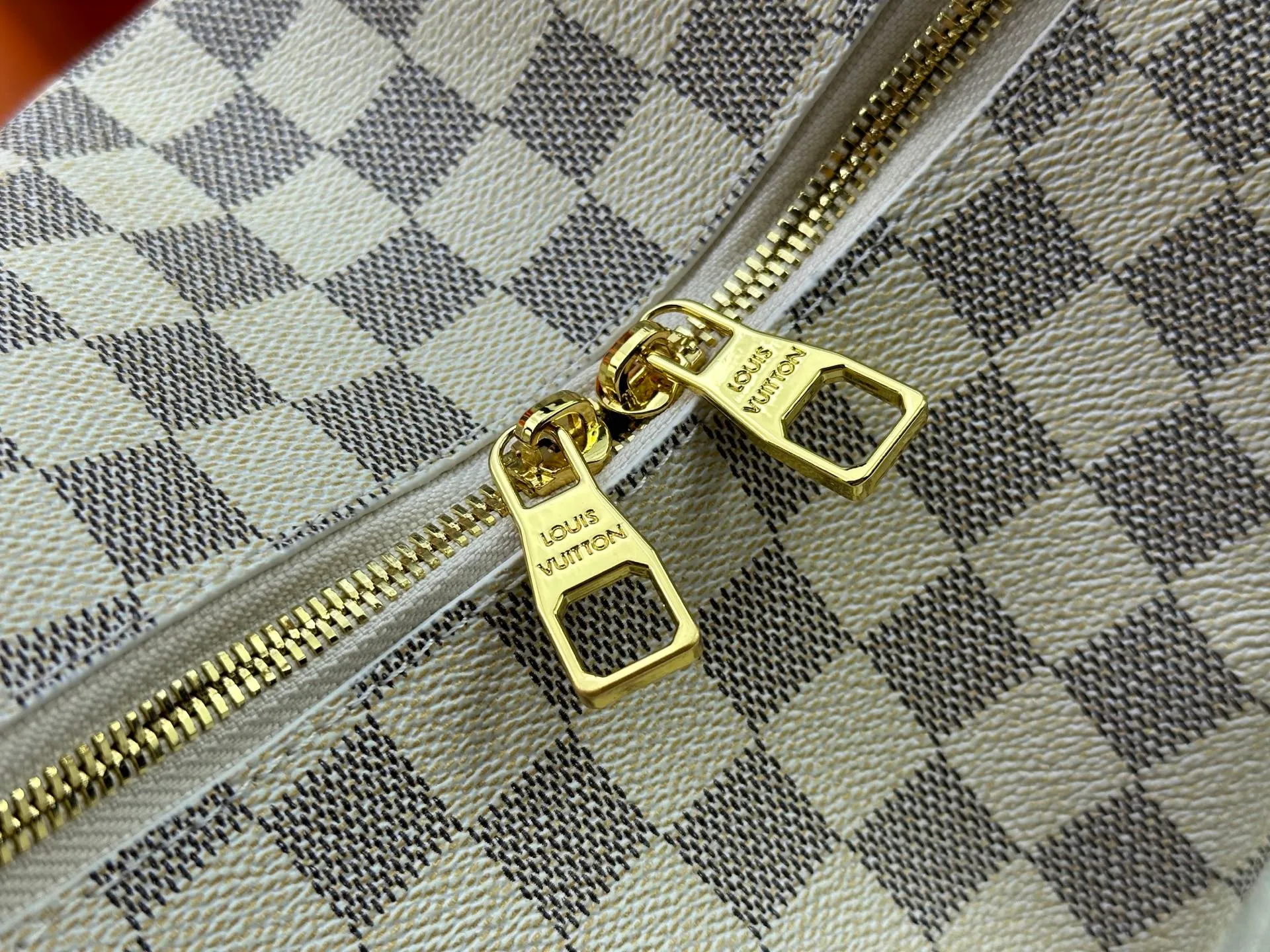 P260 Upgraded version [Official latest model, real shot of the version made] M12097-M12098-M11952-M00126 This Vanity Pouch handbag comes from the Louis Vuitton Coated canvas is trimmed with calfskin, while a zipper closure, detachable chain and LV-engraved padlock add a metallic sheen. Dimensions: 41.0 × 33.0 × 10.0 Dimensions, 32.5x22.0x9.0