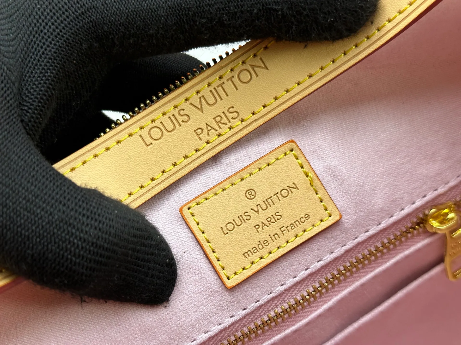 P260 Upgraded version [Official latest model, real shot of the version made] M12097-M12098-M11952-M00126 This Vanity Pouch handbag comes from the Louis Vuitton Coated canvas is trimmed with calfskin, while a zipper closure, detachable chain and LV-engraved padlock add a metallic sheen. Dimensions: 41.0 × 33.0 × 10.0 Dimensions, 32.5x22.0x9.0
