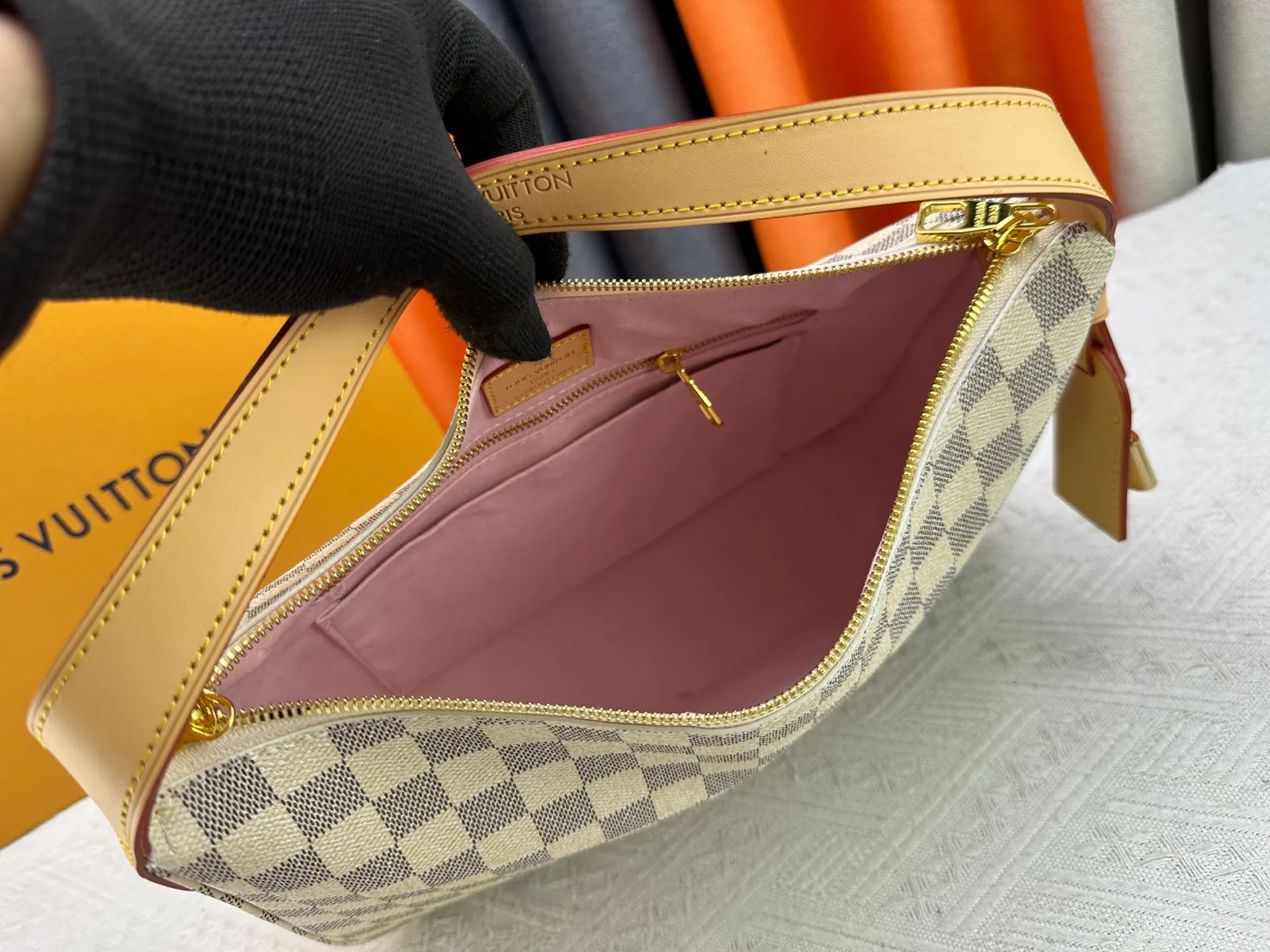 P260 Upgraded version [Official latest model, real shot of the version made] M12097-M12098-M11952-M00126 This Vanity Pouch handbag comes from the Louis Vuitton Coated canvas is trimmed with calfskin, while a zipper closure, detachable chain and LV-engraved padlock add a metallic sheen. Dimensions: 41.0 × 33.0 × 10.0 Dimensions, 32.5x22.0x9.0