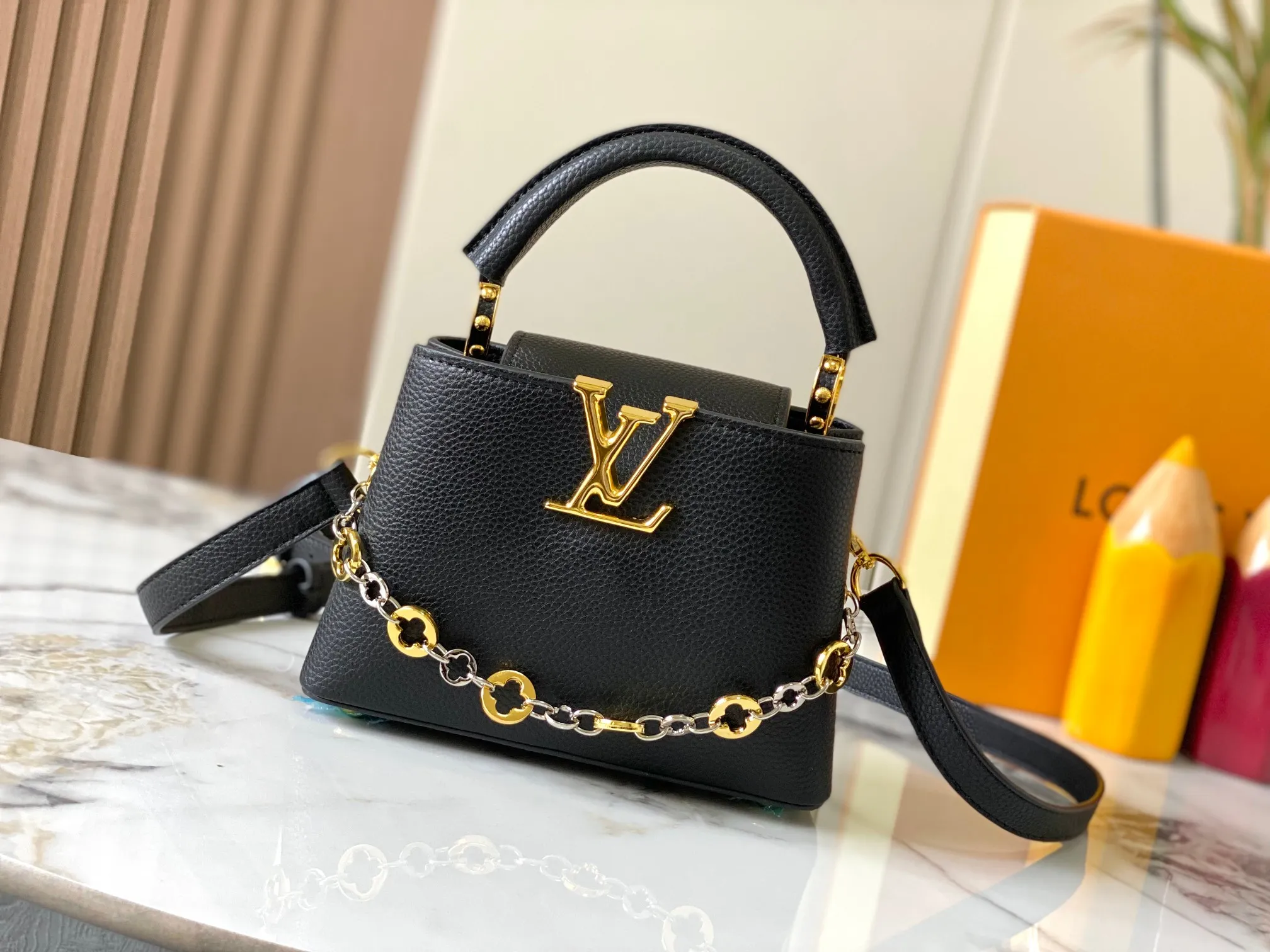 Top original P440 Guangzhou product 🇫🇷M12935 This Capucines mini handbag is from the Capucines Chain On You series. It is made of soft Taurillon cow leather and has ample space to store daily necessities such as short wallets, keys, and lipstick. The jewelry-style double-plated chain incorporates Monogram floral details and complements the round LV letters. The flip cover can be placed in or out. Size:21×14×8cm