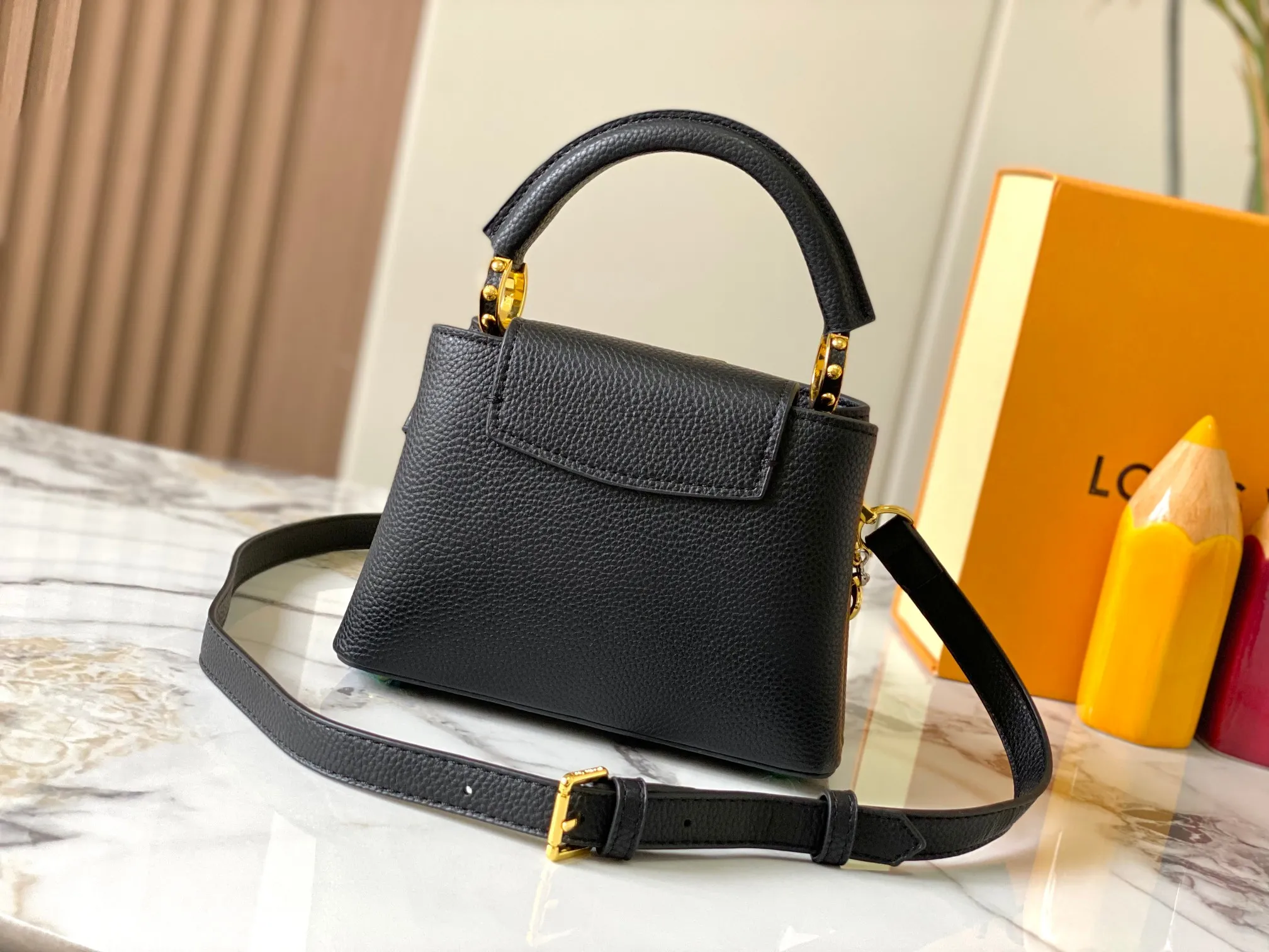 Top original P440 Guangzhou product 🇫🇷M12935 This Capucines mini handbag is from the Capucines Chain On You series. It is made of soft Taurillon cow leather and has ample space to store daily necessities such as short wallets, keys, and lipstick. The jewelry-style double-plated chain incorporates Monogram floral details and complements the round LV letters. The flip cover can be placed in or out. Size:21×14×8cm