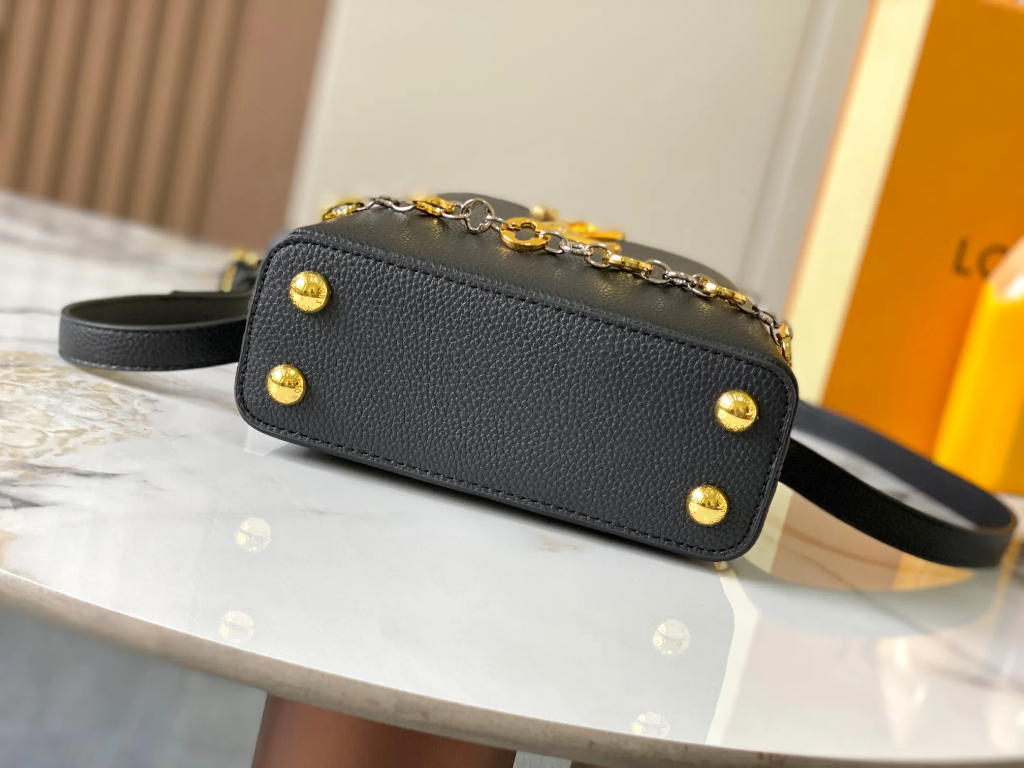 Top original P440 Guangzhou product 🇫🇷M12935 This Capucines mini handbag is from the Capucines Chain On You series. It is made of soft Taurillon cow leather and has ample space to store daily necessities such as short wallets, keys, and lipstick. The jewelry-style double-plated chain incorporates Monogram floral details and complements the round LV letters. The flip cover can be placed in or out. Size:21×14×8cm