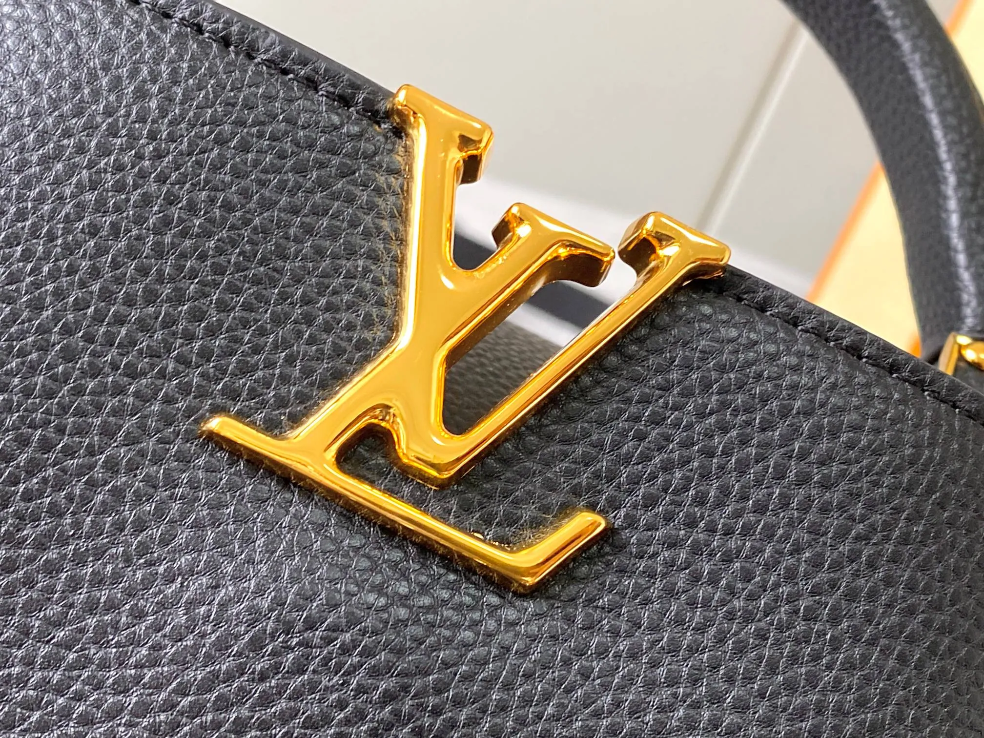 Top original P440 Guangzhou product 🇫🇷M12935 This Capucines mini handbag is from the Capucines Chain On You series. It is made of soft Taurillon cow leather and has ample space to store daily necessities such as short wallets, keys, and lipstick. The jewelry-style double-plated chain incorporates Monogram floral details and complements the round LV letters. The flip cover can be placed in or out. Size:21×14×8cm