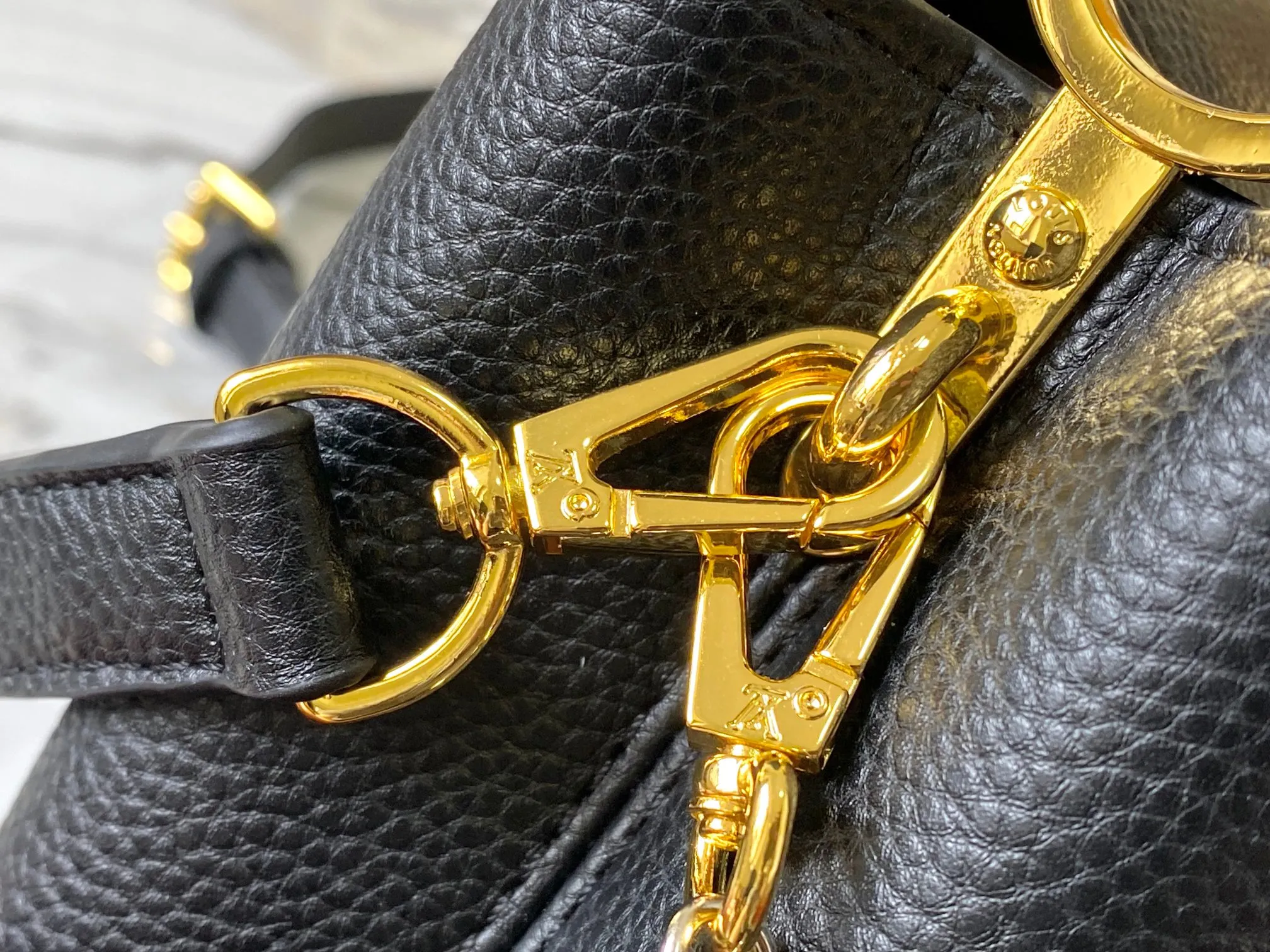 Top original P440 Guangzhou product 🇫🇷M12935 This Capucines mini handbag is from the Capucines Chain On You series. It is made of soft Taurillon cow leather and has ample space to store daily necessities such as short wallets, keys, and lipstick. The jewelry-style double-plated chain incorporates Monogram floral details and complements the round LV letters. The flip cover can be placed in or out. Size:21×14×8cm