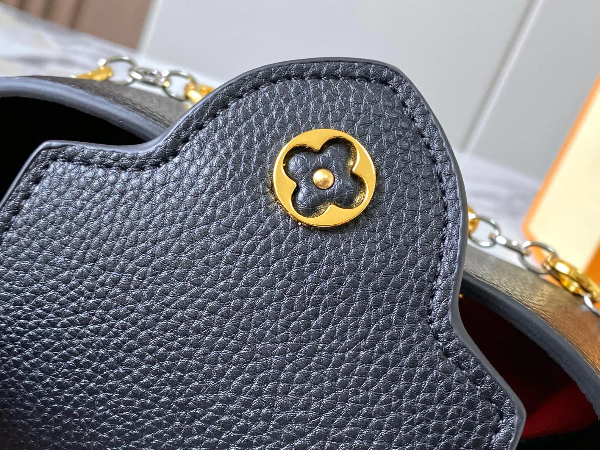 Top original P440 Guangzhou product 🇫🇷M12935 This Capucines mini handbag is from the Capucines Chain On You series. It is made of soft Taurillon cow leather and has ample space to store daily necessities such as short wallets, keys, and lipstick. The jewelry-style double-plated chain incorporates Monogram floral details and complements the round LV letters. The flip cover can be placed in or out. Size:21×14×8cm