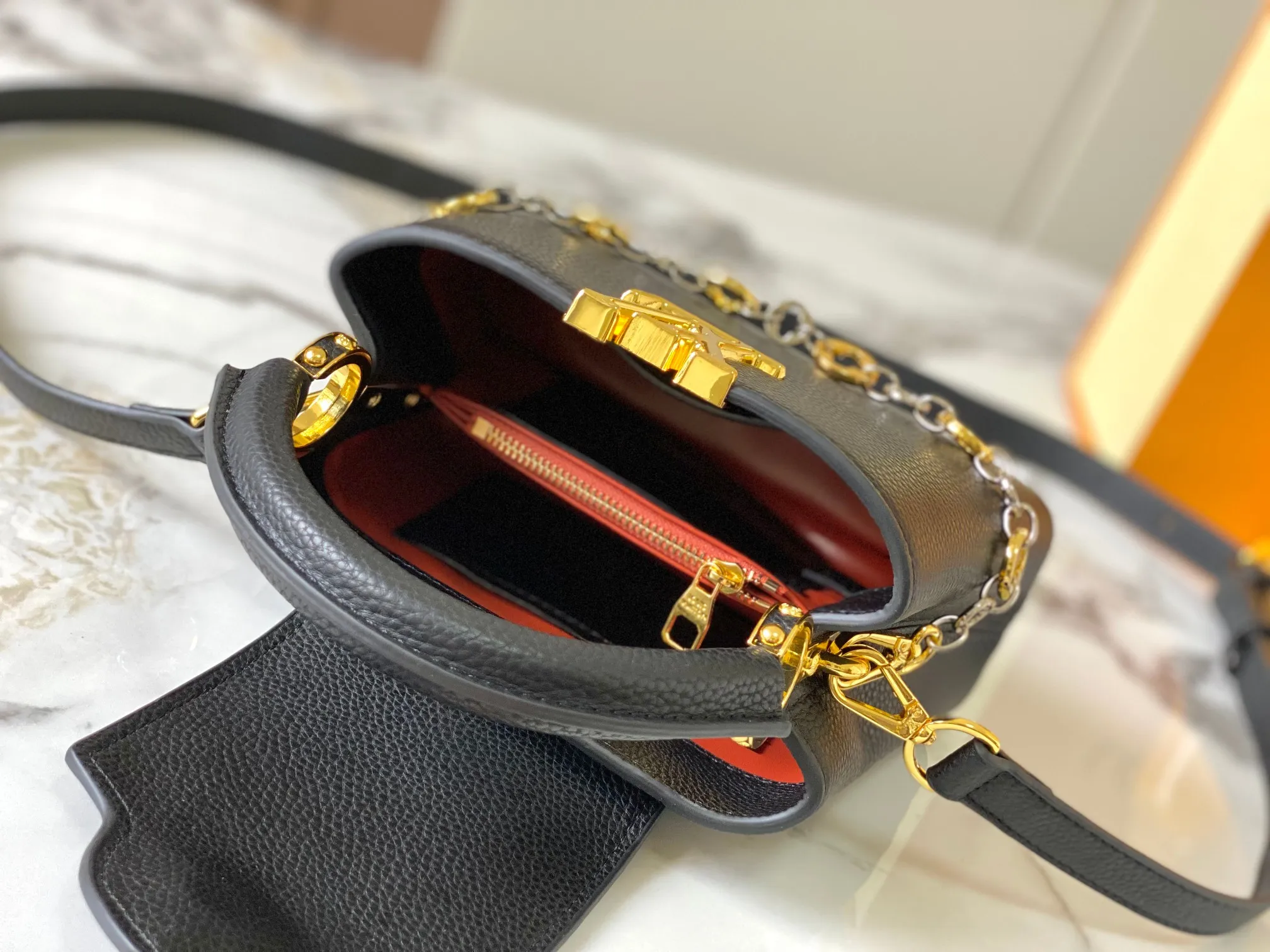 Top original P440 Guangzhou product 🇫🇷M12935 This Capucines mini handbag is from the Capucines Chain On You series. It is made of soft Taurillon cow leather and has ample space to store daily necessities such as short wallets, keys, and lipstick. The jewelry-style double-plated chain incorporates Monogram floral details and complements the round LV letters. The flip cover can be placed in or out. Size:21×14×8cm