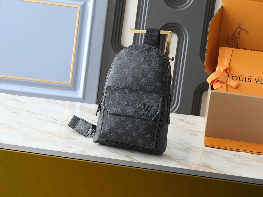 💰260💰Upgraded from the original M23736 M23765 M11601. This Pilot shoulder bag references the classic design of the Takeoff backpack, making it a trendy choice with its rounded lines, front flap and iconic details of the LV Aerogram series. The magnetic closure ensures easy access and secure storage, and the adjustable shoulder strap can be placed on either side of the bag. 20.0 x 30.0 x 4.0 cm (length x height x width)