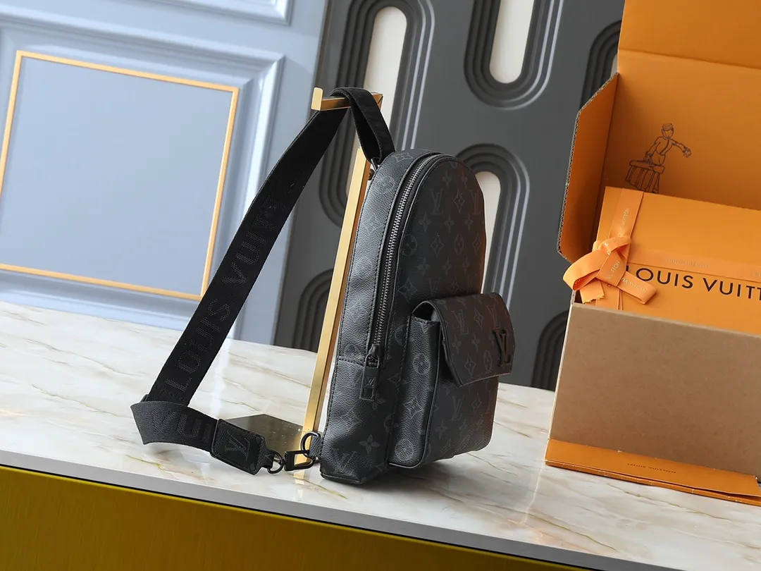 💰260💰Upgraded from the original M23736 M23765 M11601. This Pilot shoulder bag references the classic design of the Takeoff backpack, making it a trendy choice with its rounded lines, front flap and iconic details of the LV Aerogram series. The magnetic closure ensures easy access and secure storage, and the adjustable shoulder strap can be placed on either side of the bag. 20.0 x 30.0 x 4.0 cm (length x height x width)