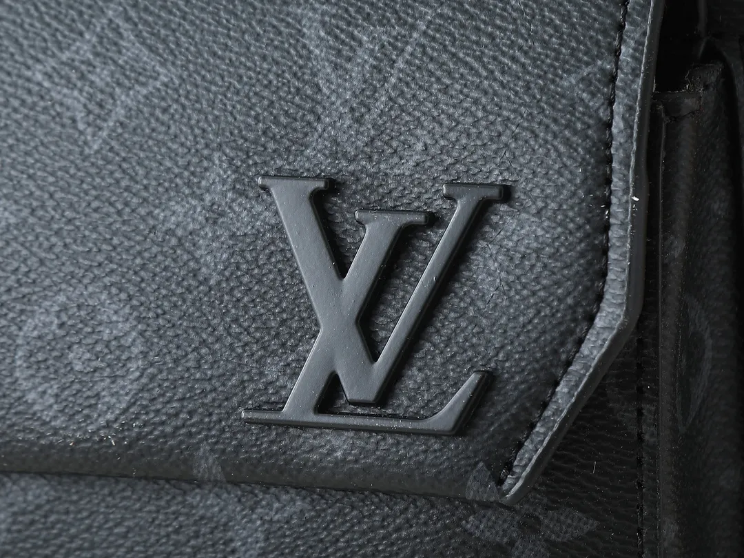 💰260💰Upgraded from the original M23736 M23765 M11601. This Pilot shoulder bag references the classic design of the Takeoff backpack, making it a trendy choice with its rounded lines, front flap and iconic details of the LV Aerogram series. The magnetic closure ensures easy access and secure storage, and the adjustable shoulder strap can be placed on either side of the bag. 20.0 x 30.0 x 4.0 cm (length x height x width)